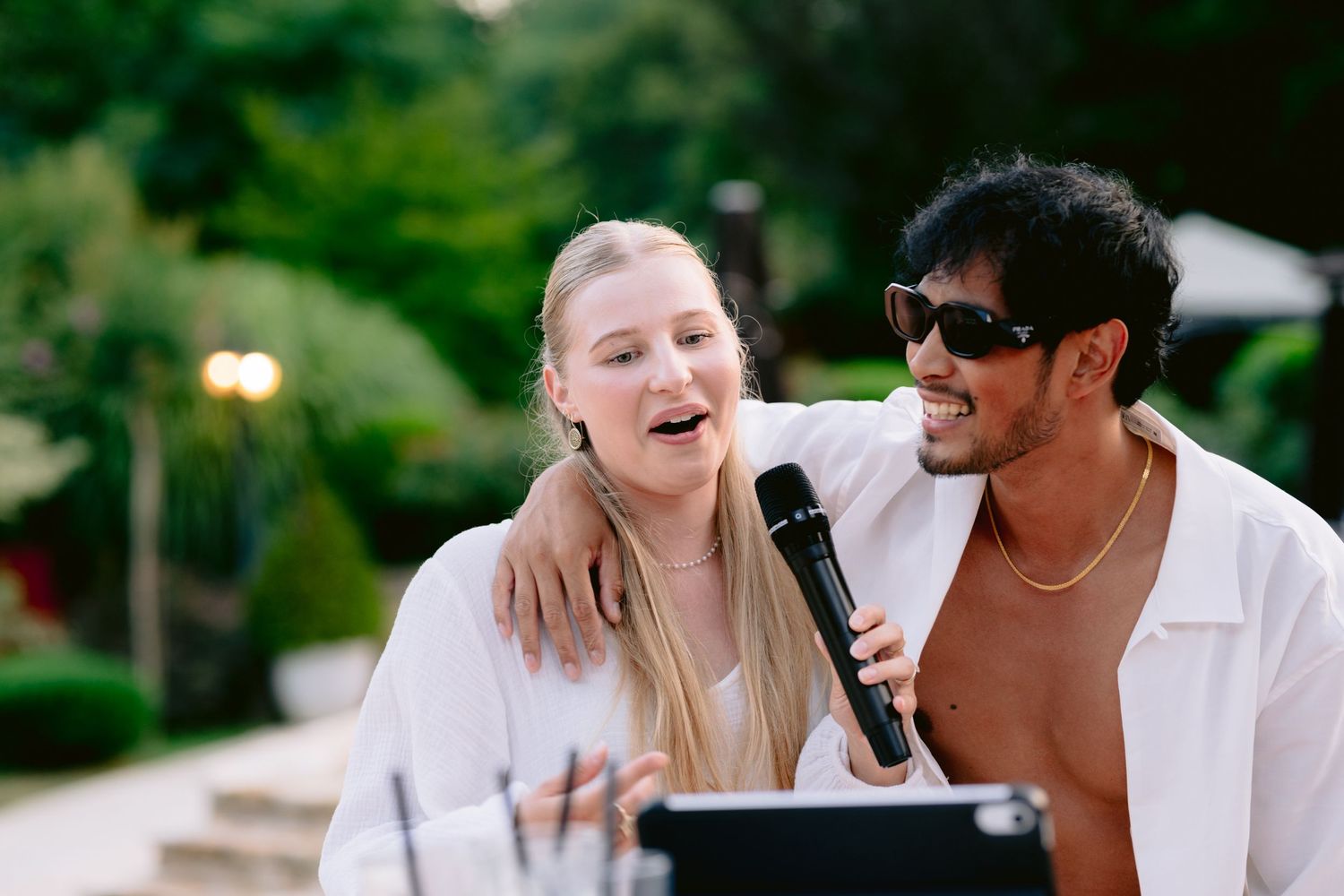 Nasmijani mladenci pjevaju karaoke na otvorenom, pool party vjenčanje u Villi Slatina Banja Luka