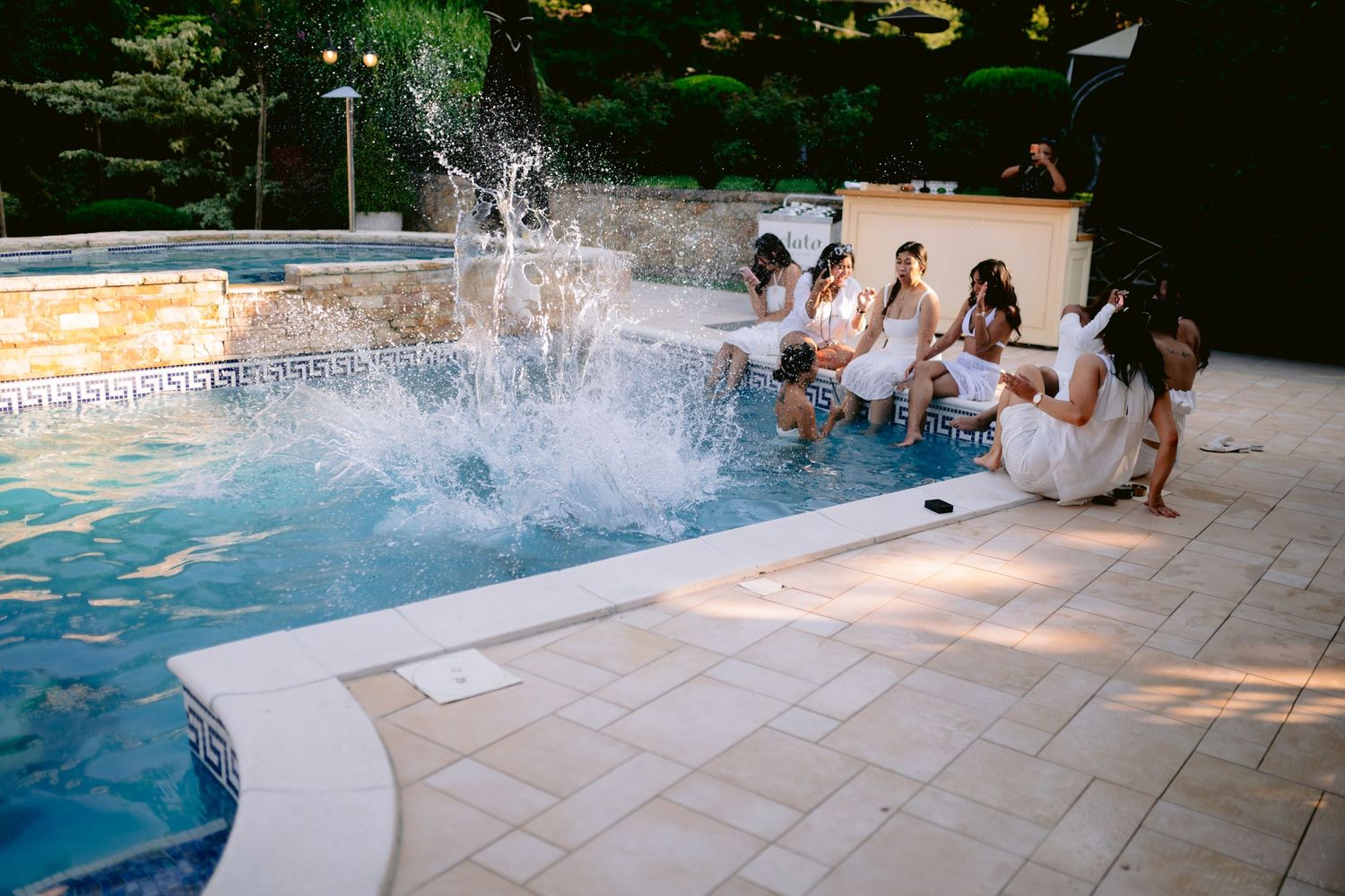 Djeveruše i gošće u bijelim haljinama u skoku u bazen, pool party vjenčanje u Villi Slatina Banja Luka