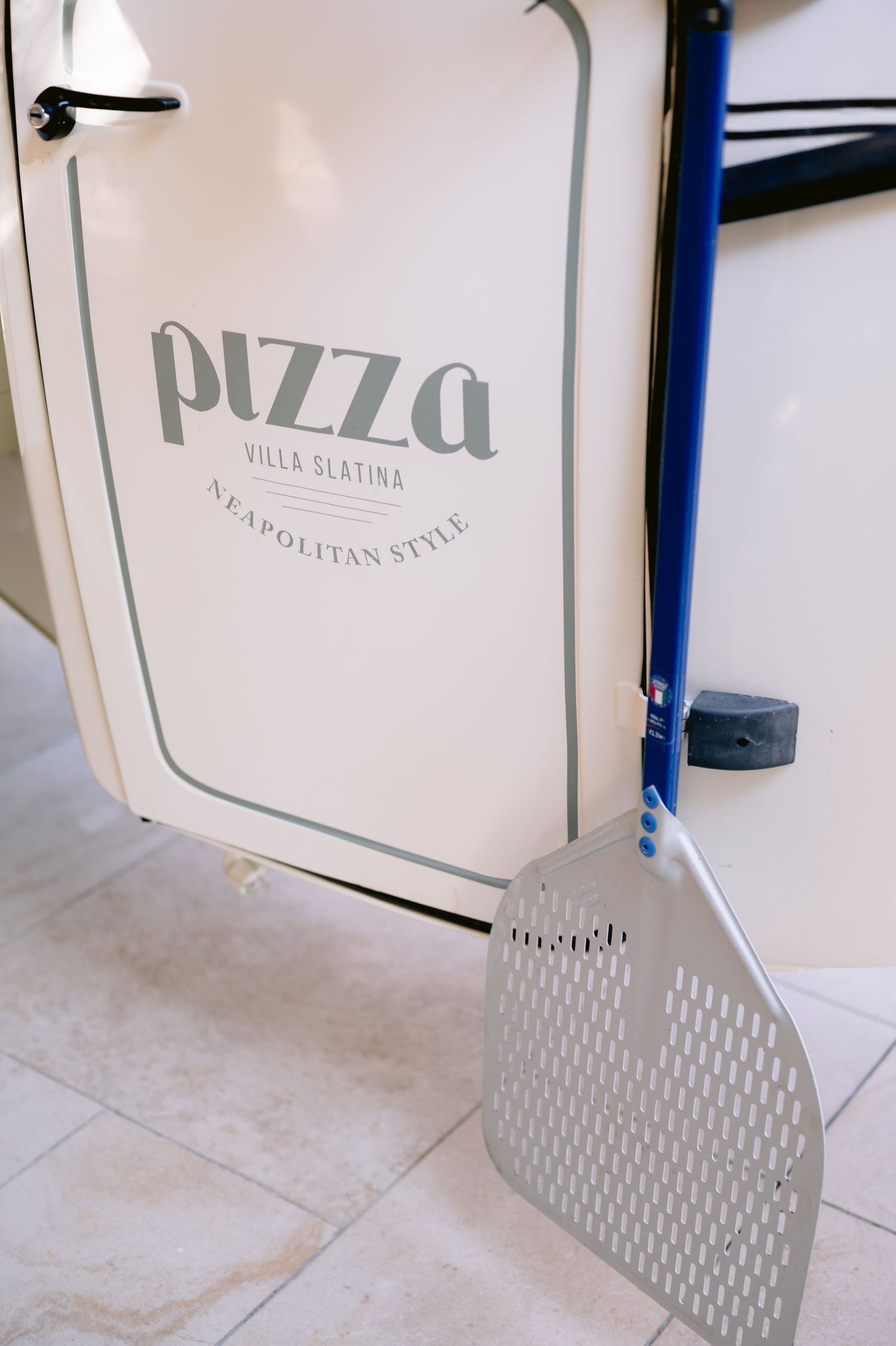 Peć za pizzu u napolitanskom stilu sa perforiranom lopatom, Villa Slatina Banja Luka