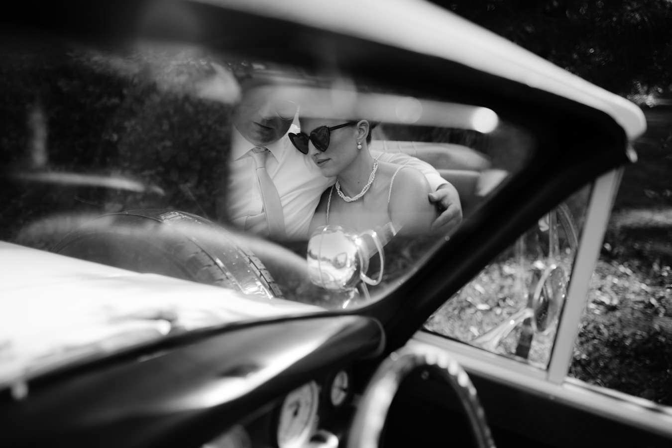 Crno-bijela fotografija volana i komandne table automobila Bentley.