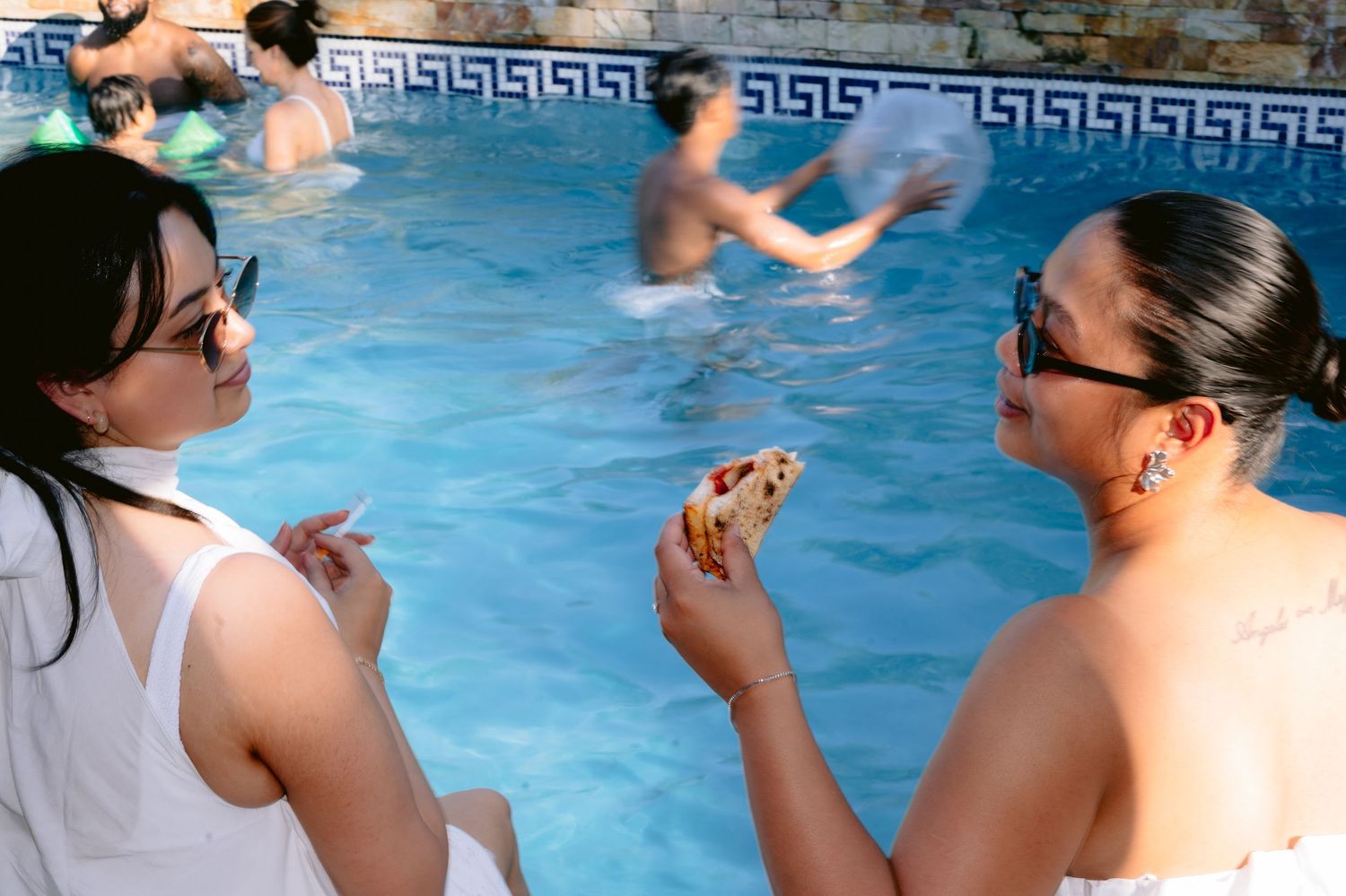 Dvije djevojke u kupaćim kostimima se zabavljaju pored bazena na pool party vjenčanju, Villa Slatina Banja Luka