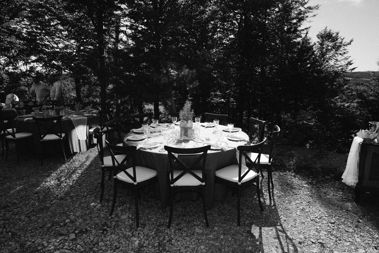 Crno-bijela fotografija elegantnog okruglog stola na otvorenom za vjenčanje, Iza 7 Gora Bukvalek