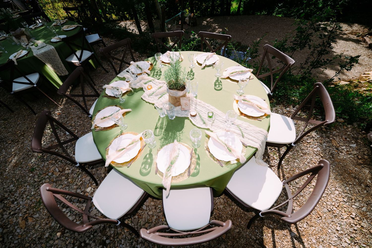 Elegantni okrugli sto sa zelenim stolnjakom, bijelim salvetama i braon stolicama, Iza 7 Gora Bukvalek