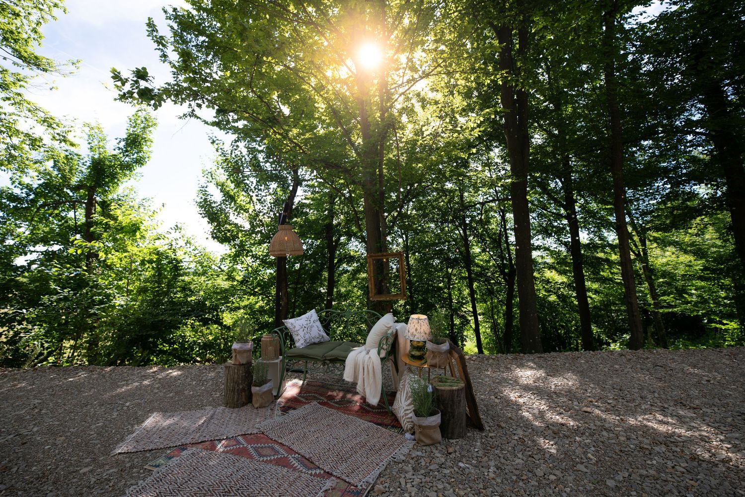 Sunčana šumska čistina sa udobnim sjedištima, tepisima i lampionima, Iza 7 Gora Bukvalek
