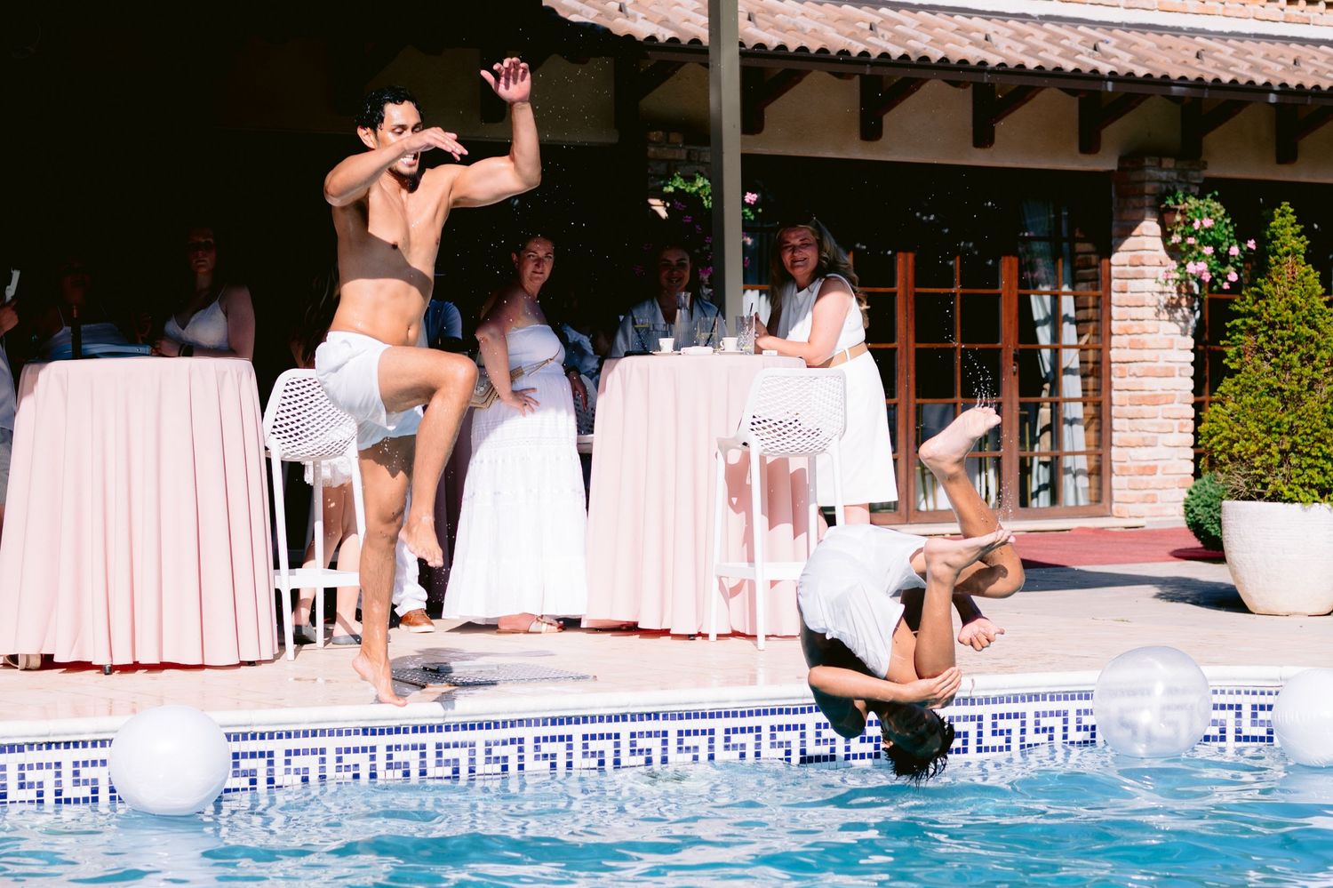 Gosti u skoku u bazen tokom pool party proslave vjenčanja, Villa Slatina Banja Luka