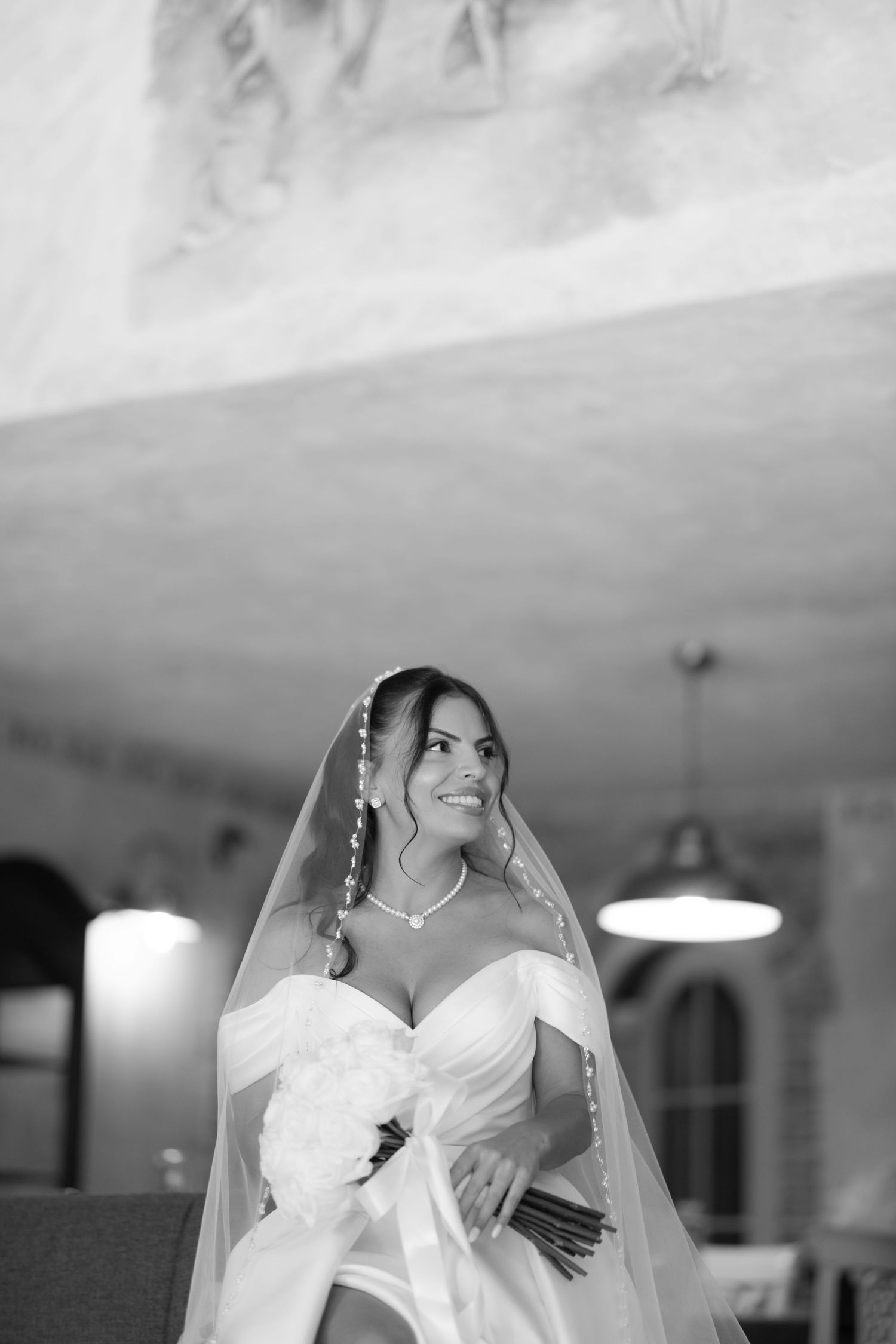 Mlada u lepršavoj vjenčanici i velu elegantno pozira u velikoj vili Slatina.