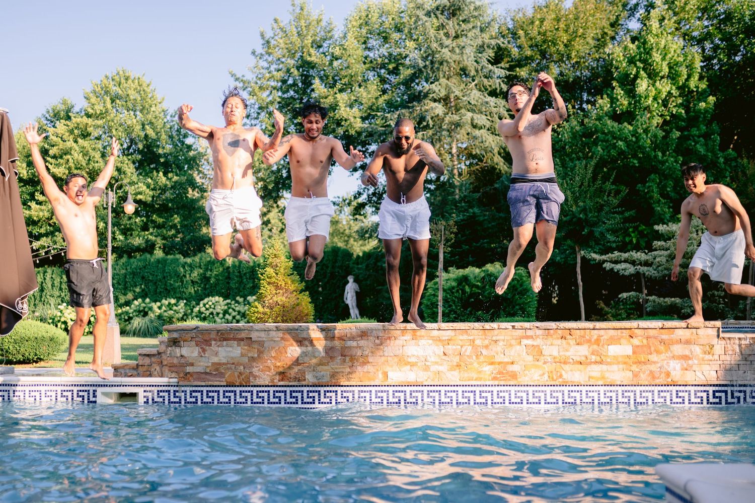 Mladoženja i kumovi u skoku u bazen, pool party proslava vjenčanja u Villi Slatina Banja Luka