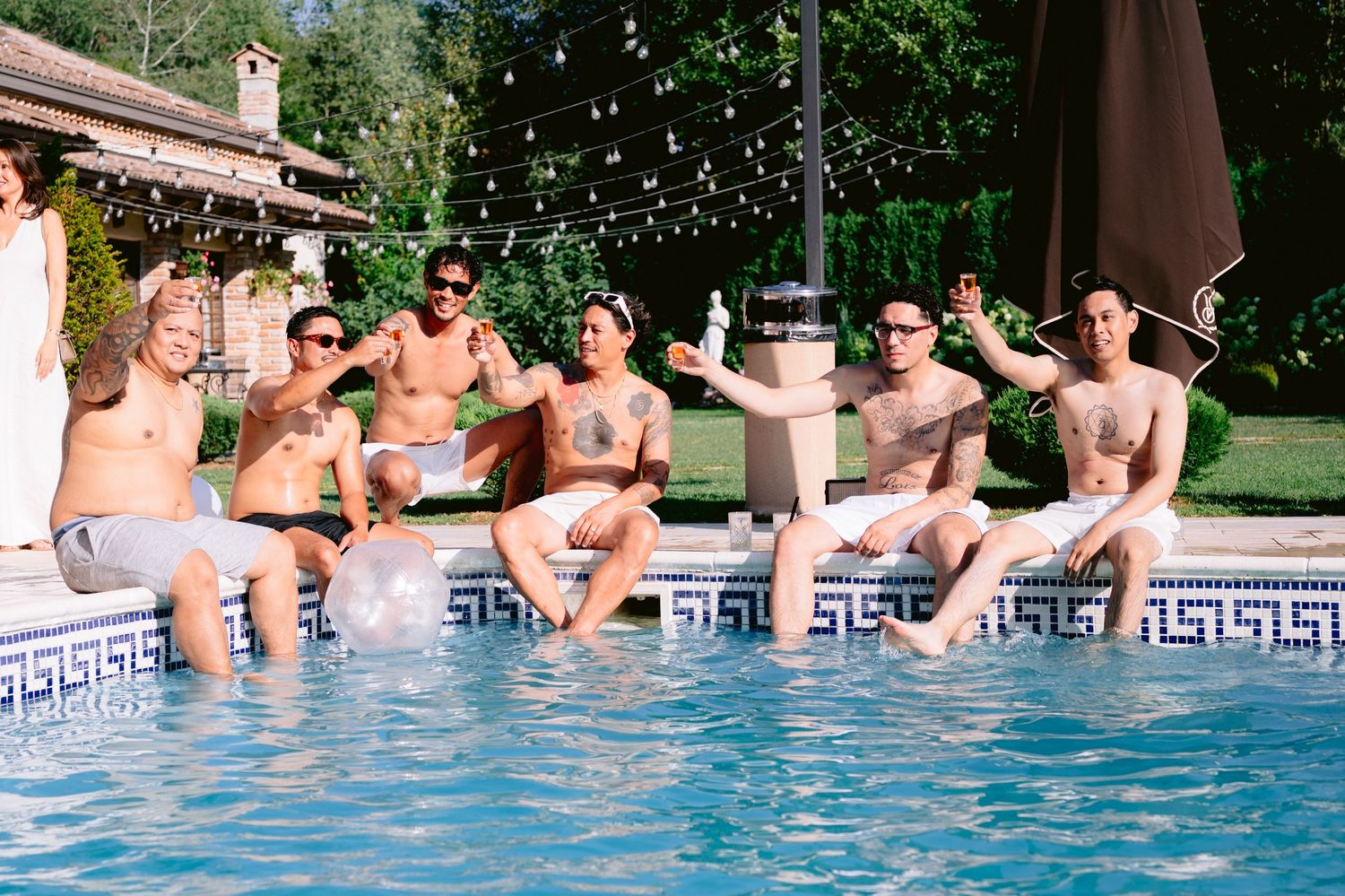 Gosti se opuštaju pored bazena na pool party-ju za vjenčanje, Villa Slatina Banja Luka