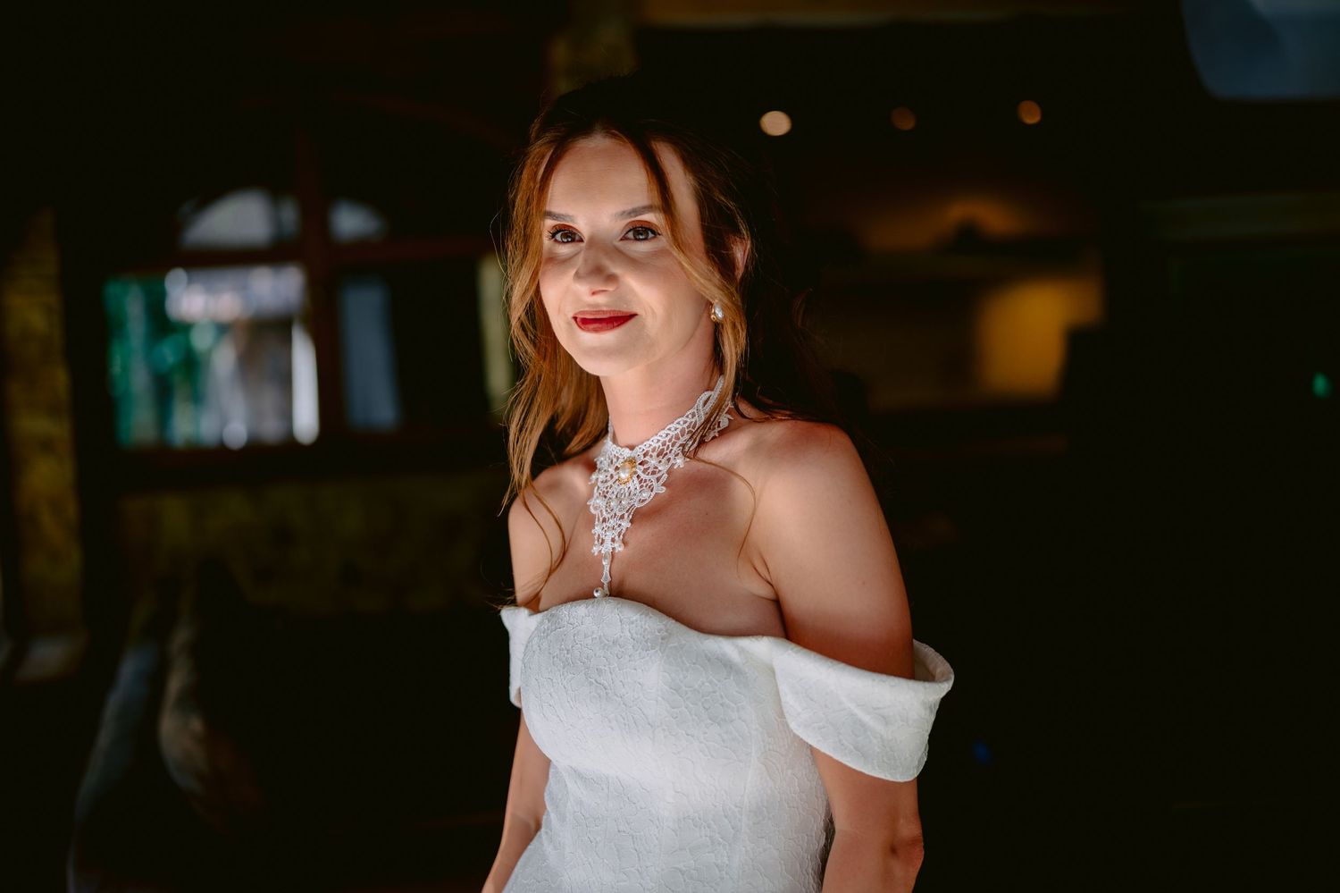 Elegantan portret mlade u vjenčanici sa spuštenim ramenima i dijamantskom ogrlicom u ambijentalnom osvjetljenju, Villa Slatina Banja Luka