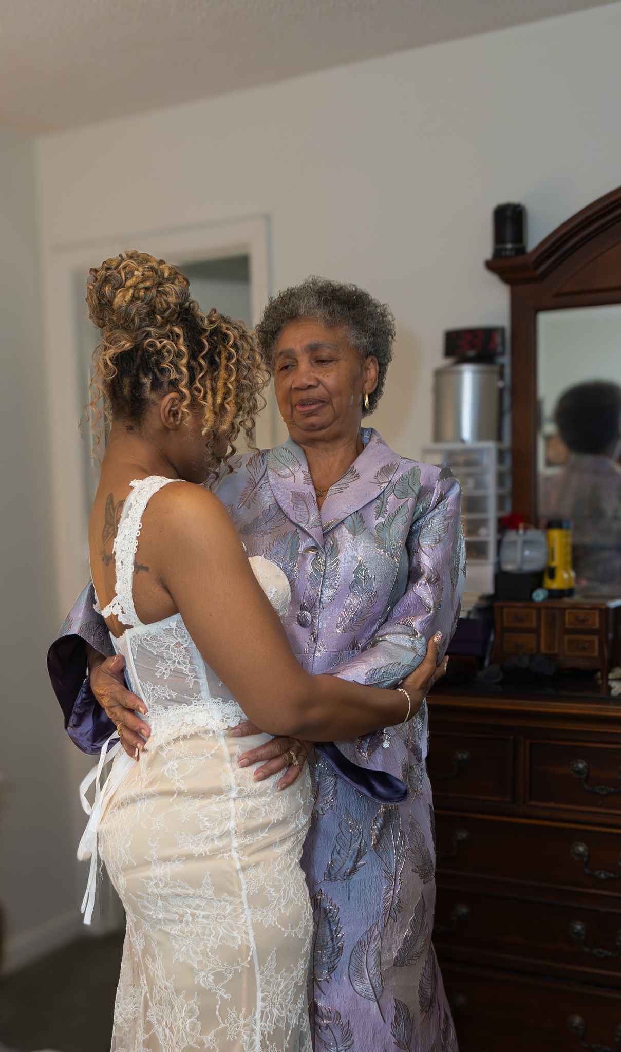 Candid wedding reception moment at Georgia backyard wedding, Kaylin Ross Photography
