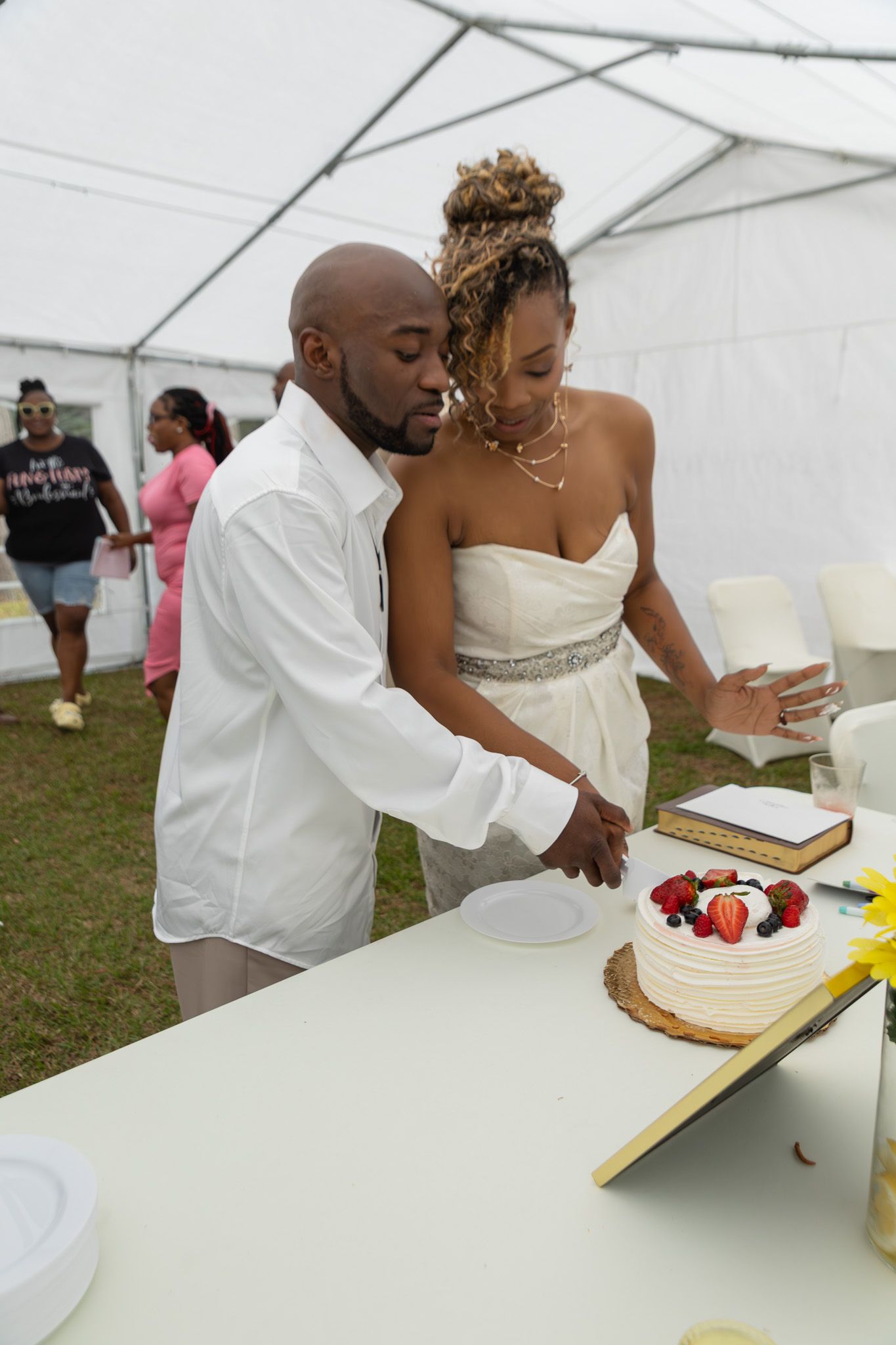 Candid wedding reception moment at Georgia backyard wedding, Kaylin Ross Photography