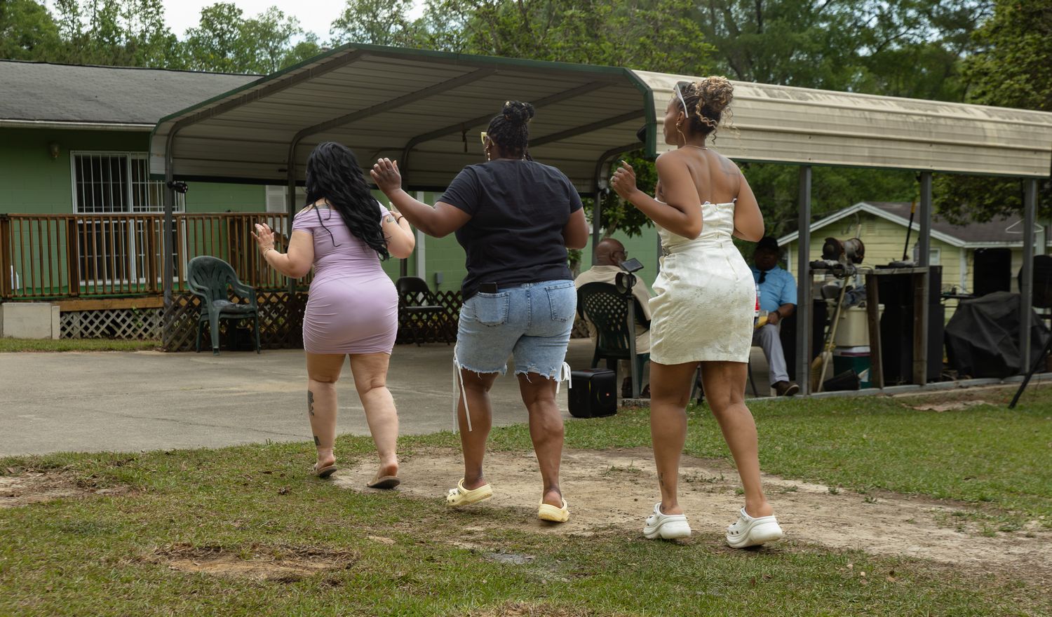 Candid wedding reception moment at Georgia backyard wedding, Kaylin Ross Photography