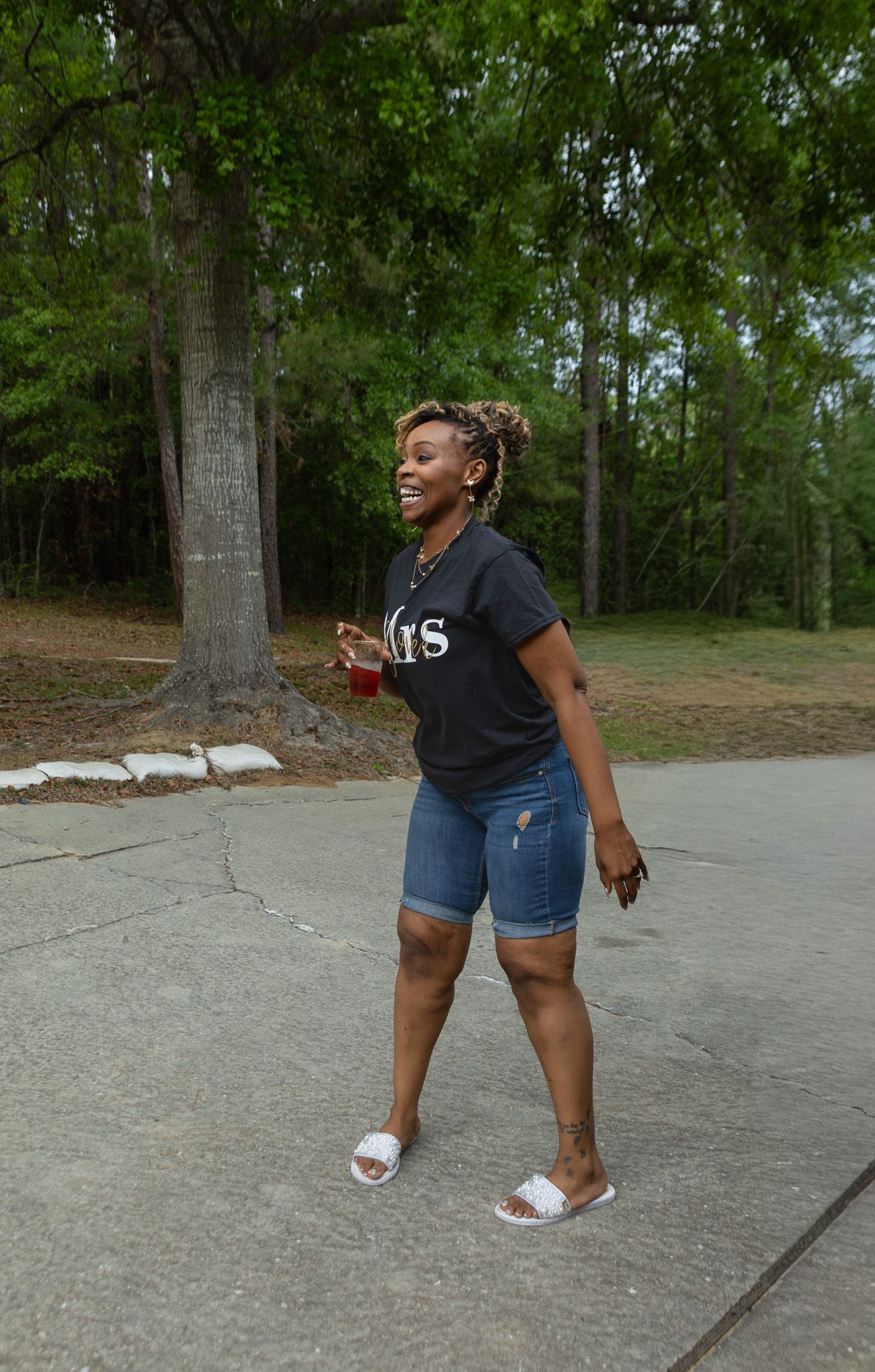 Candid wedding reception moment at Georgia backyard wedding, Kaylin Ross Photography