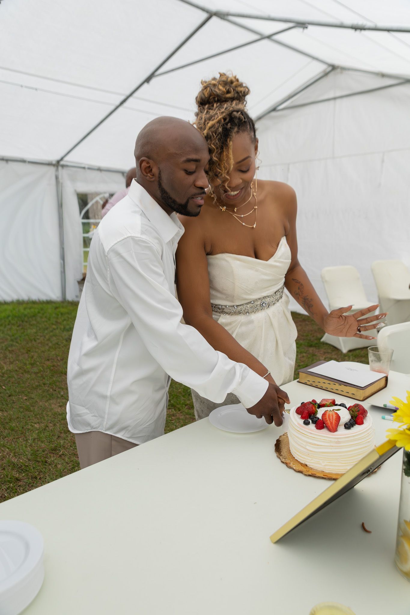 Candid wedding reception moment at Georgia backyard wedding, Kaylin Ross Photography