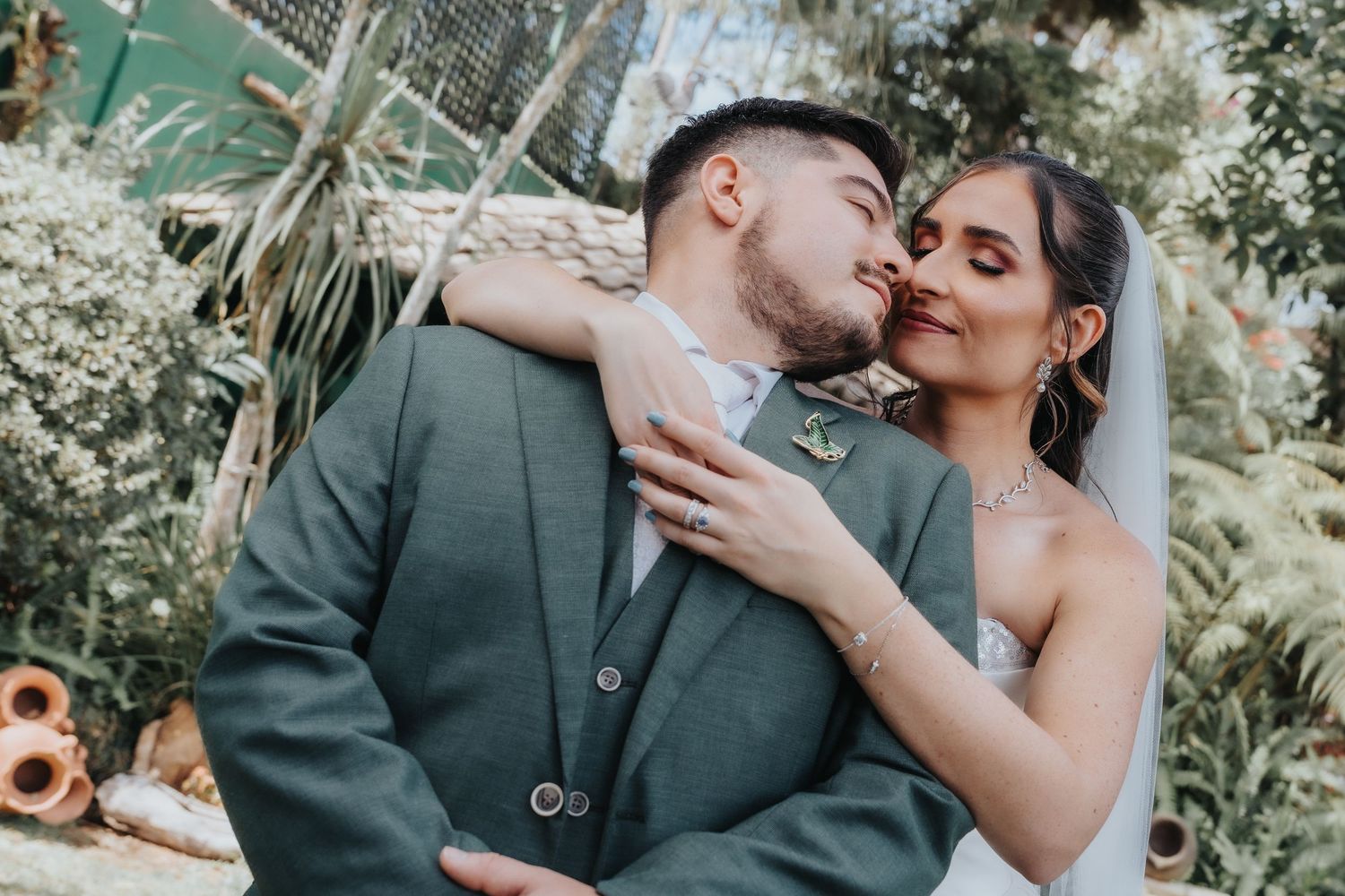 Fotografos de boda en Guatemala - Novios abrazados en escaleras al aire libre con traje y vestido amplio, fotografía documental de bodas