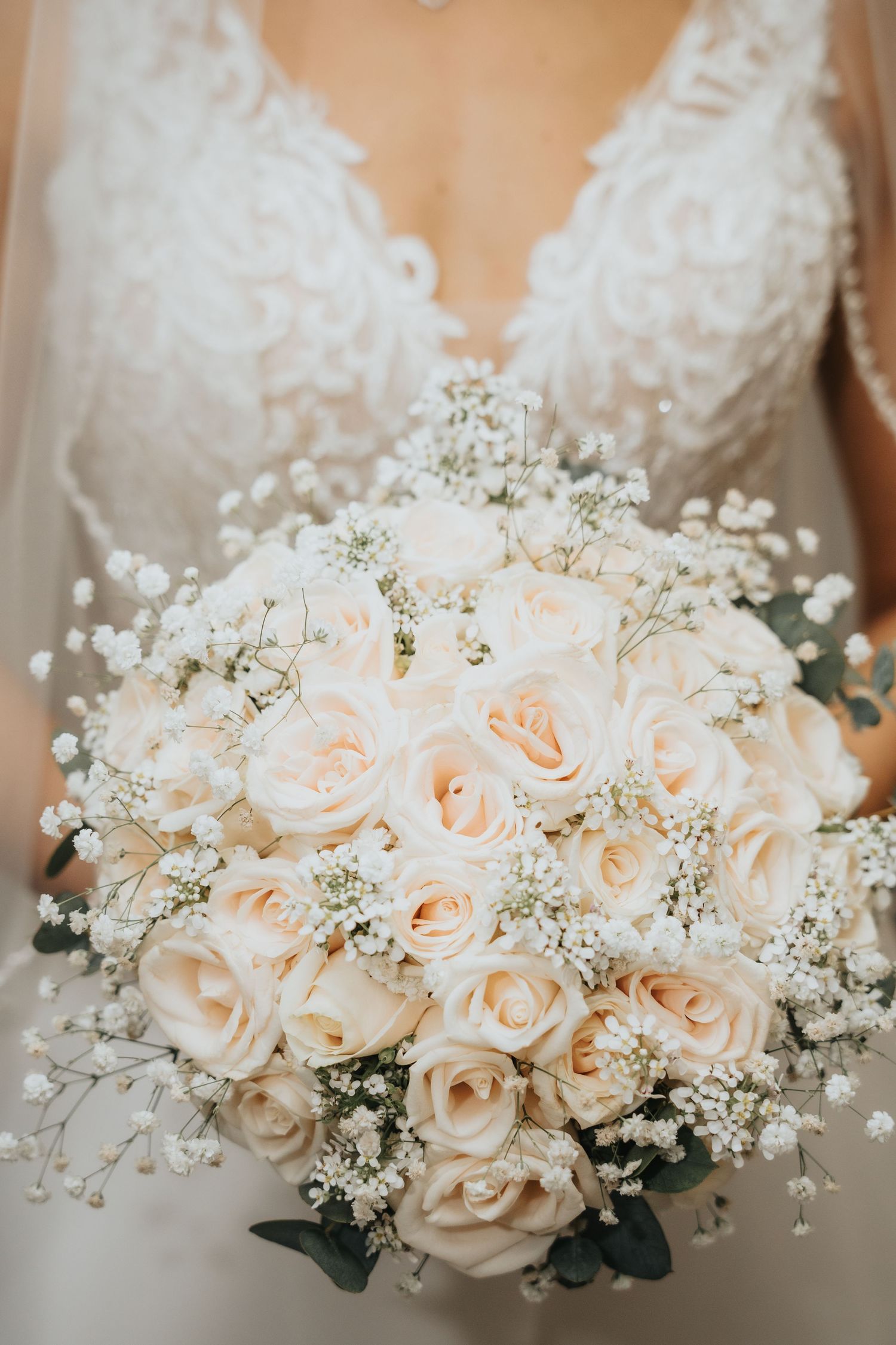 Fotografos de boda en Guatemala -  Detalle de vestido de novia y ramo de flores en tonos pastel, estilo fine art