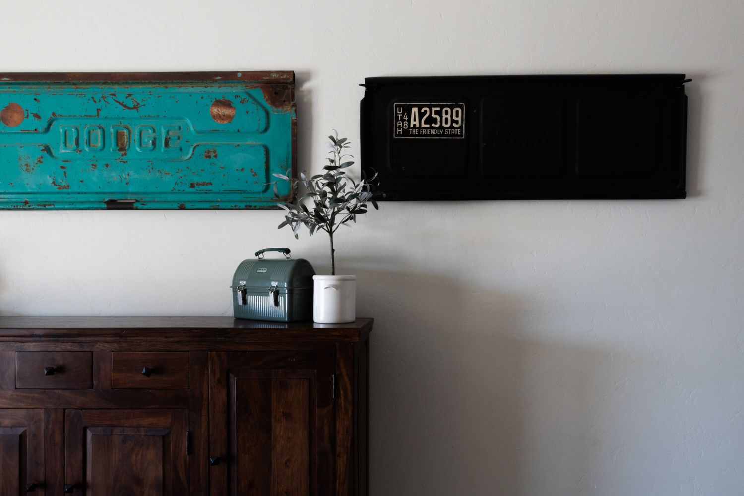 Rustic industrial home interior. Creative wall art and vintage furniture. Premium photography for lifestyle blogs and decor catalogs.