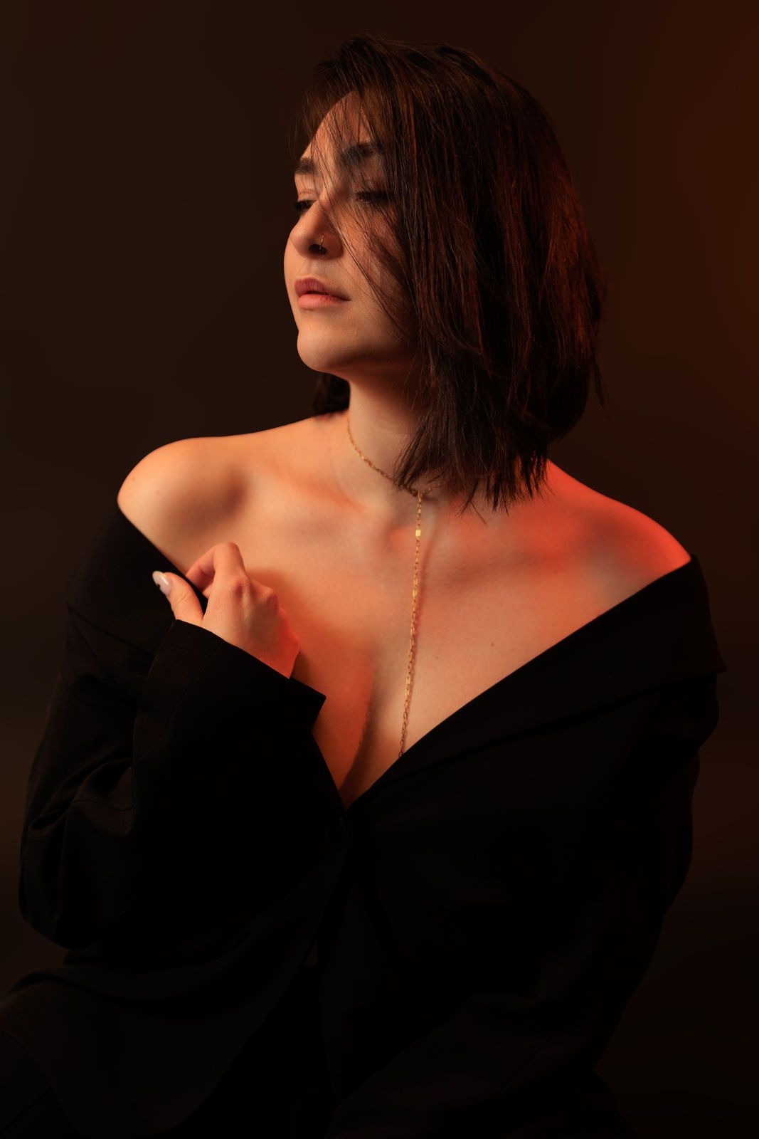 Portrait Foto von stilvoller Frau in Schwarz