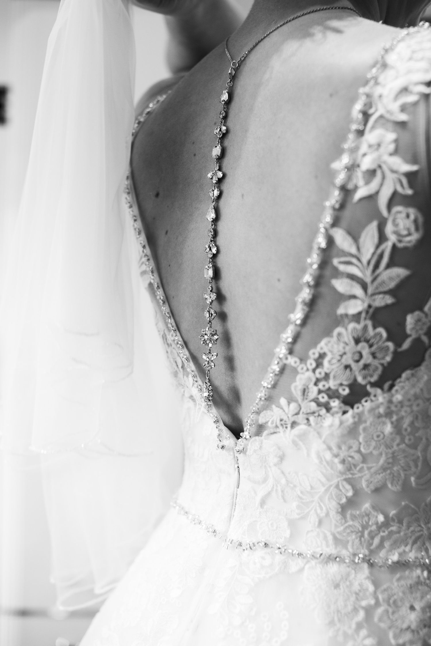 Detailaufnahme von Brautkleid, Brautschmuck und Schleier