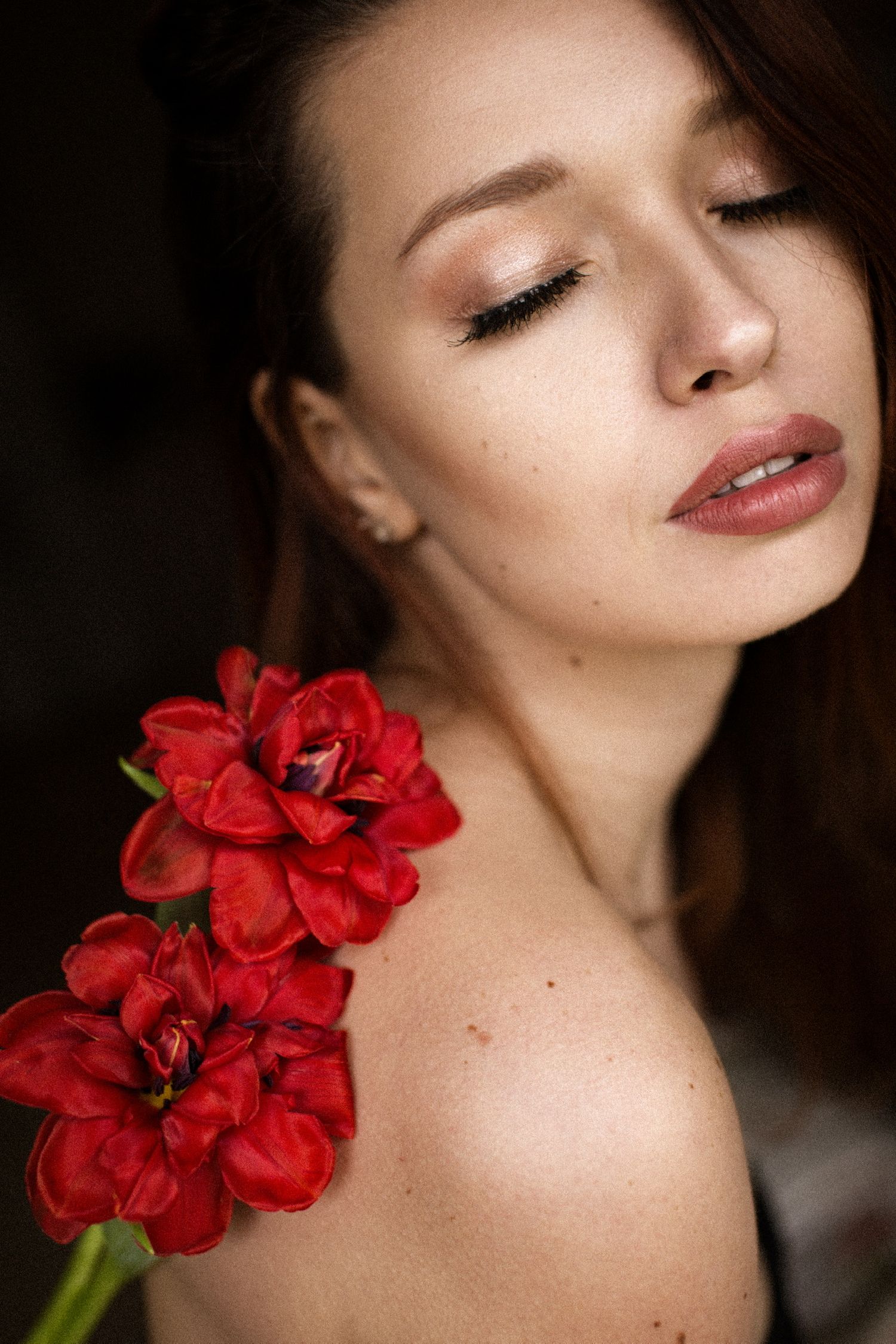 Portrait Foto von verträumter Frau mit Blumen auf der Schulter