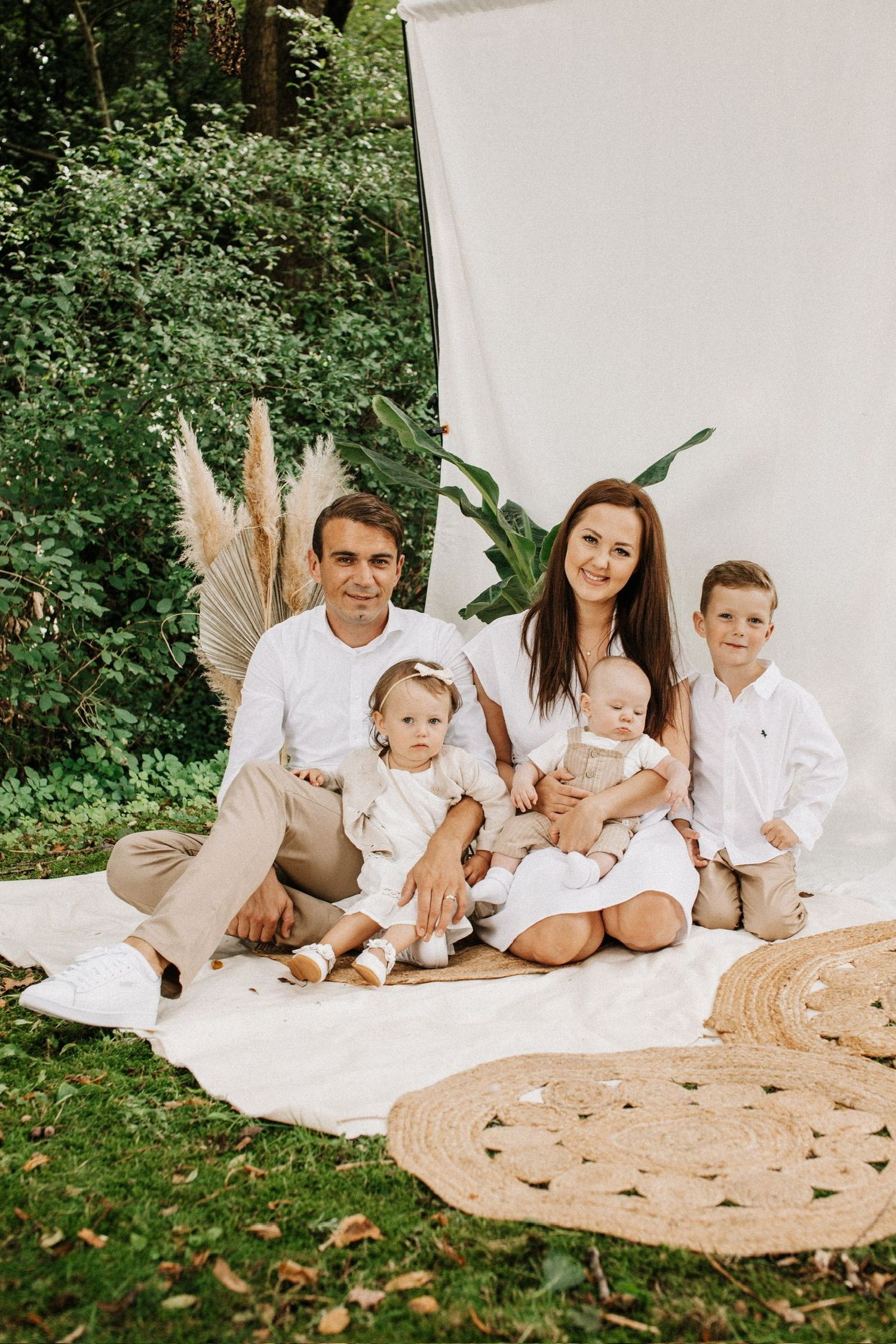 Familie draußen im Boho Set