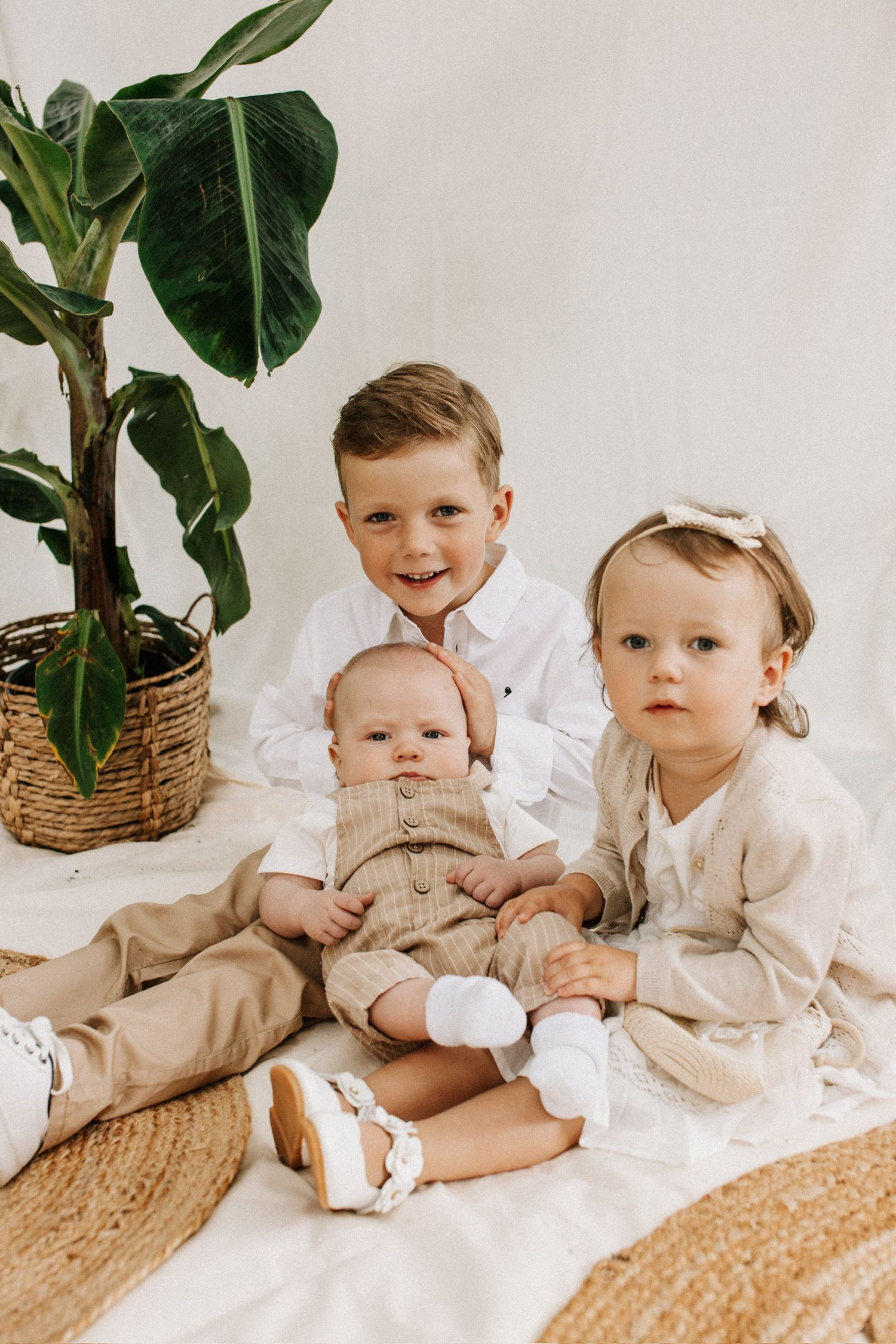 Geschwister in beige und weiß im Boho Set