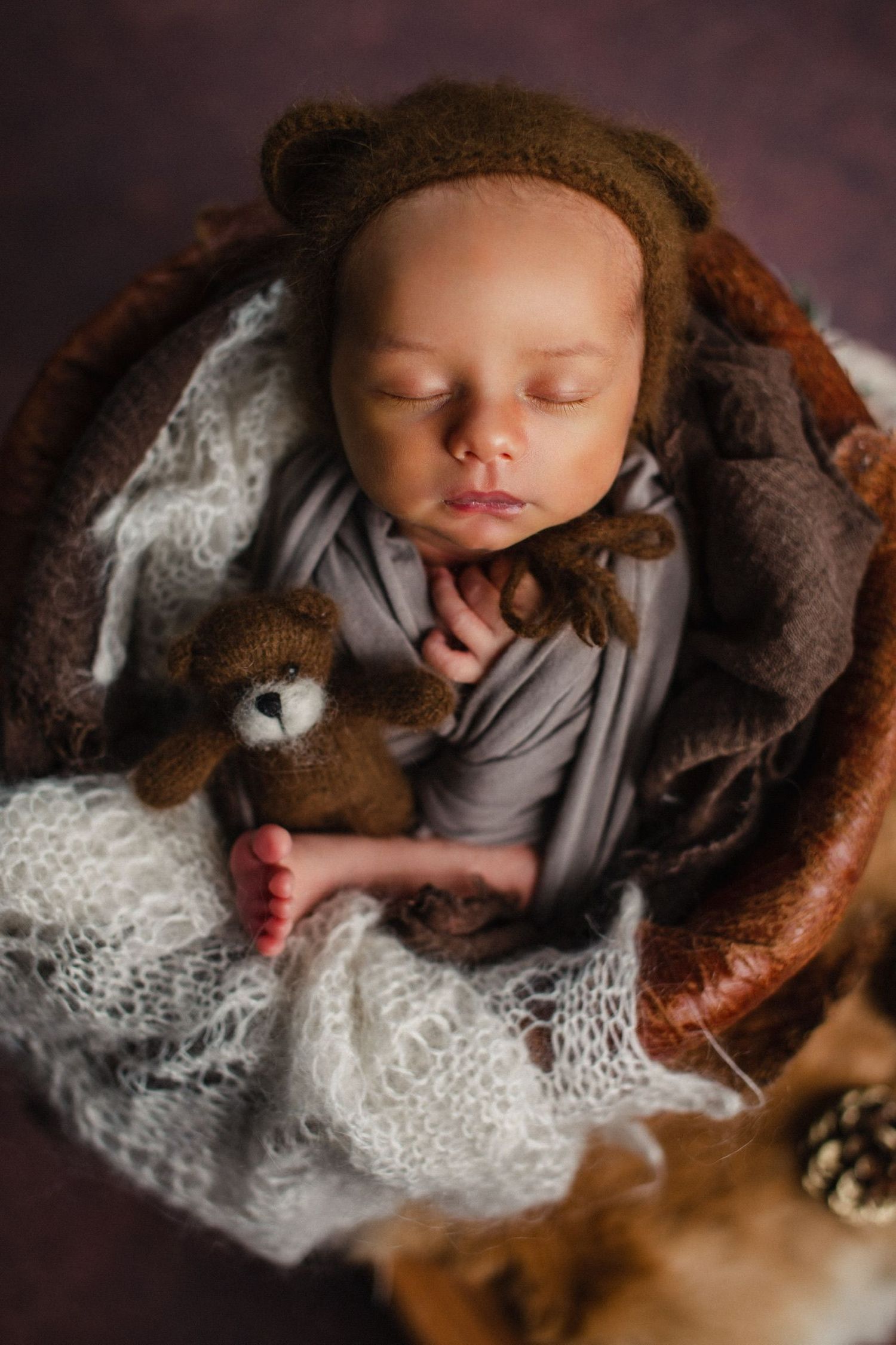 Newborn Shooting, kleines Baby schlafend in Schale mit Teddy