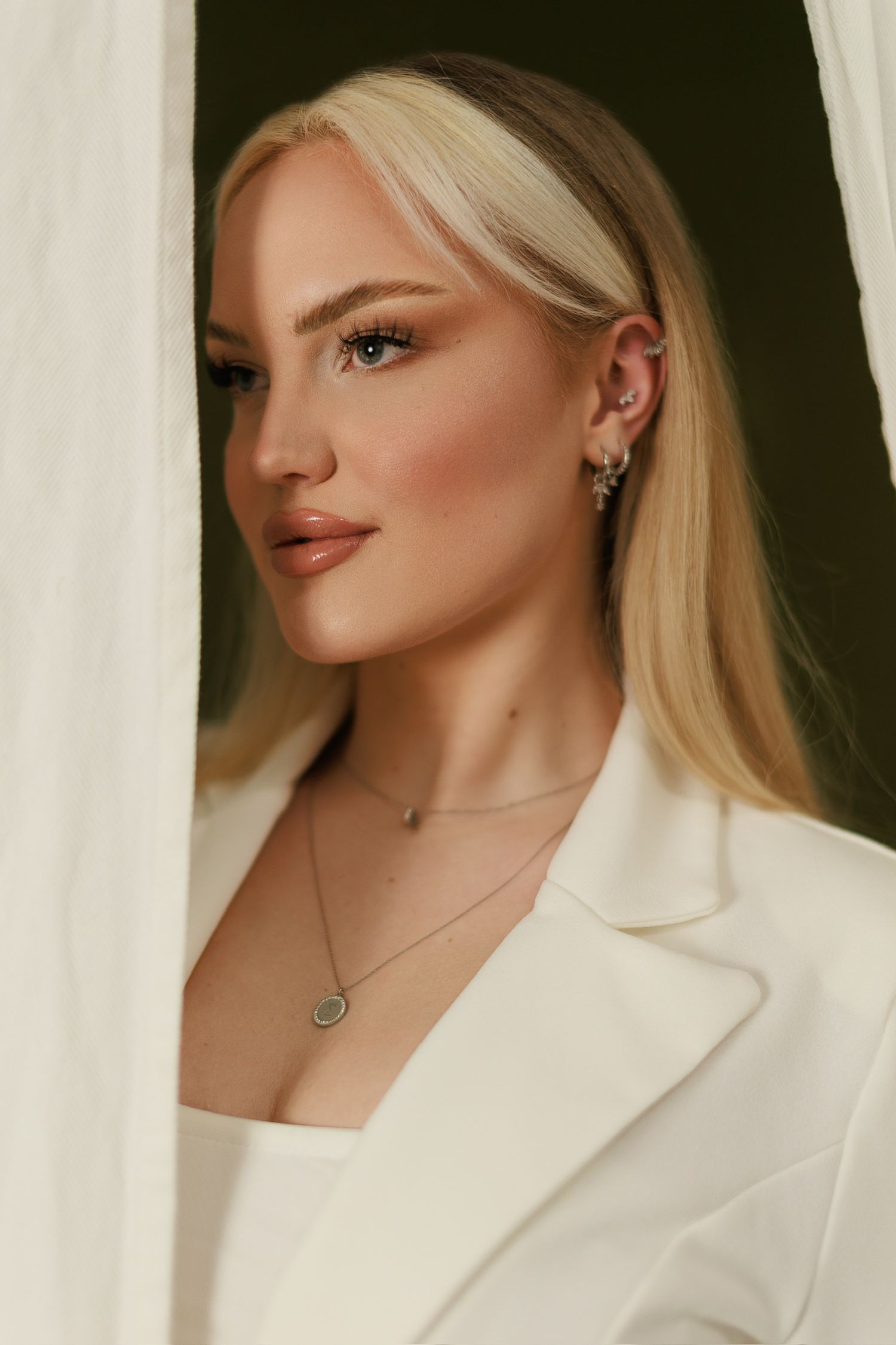 Portrait Foto von blonder Frau vor grünem Hintergrund