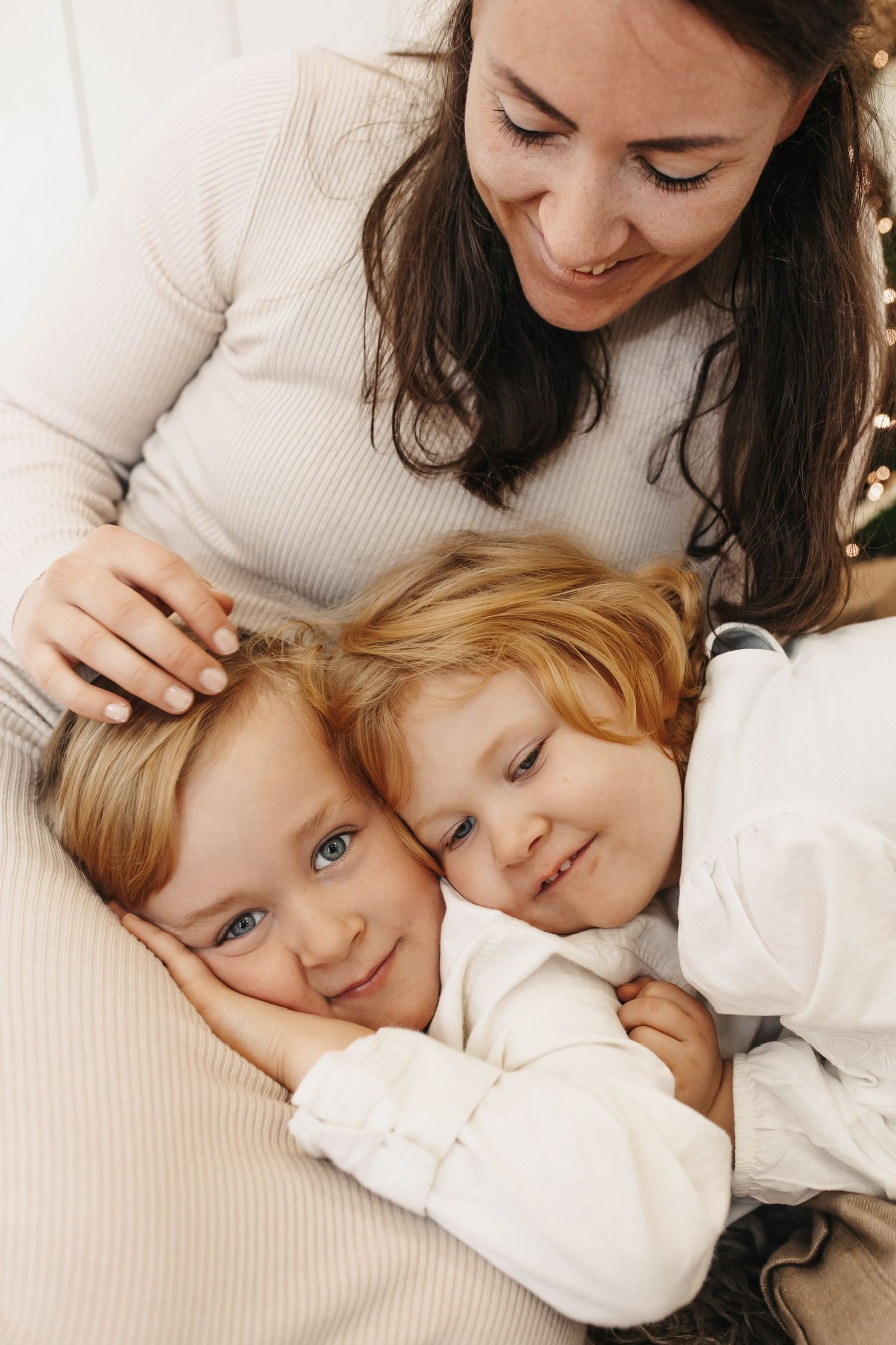 Mutter mit ihren beiden Kindern am kuscheln