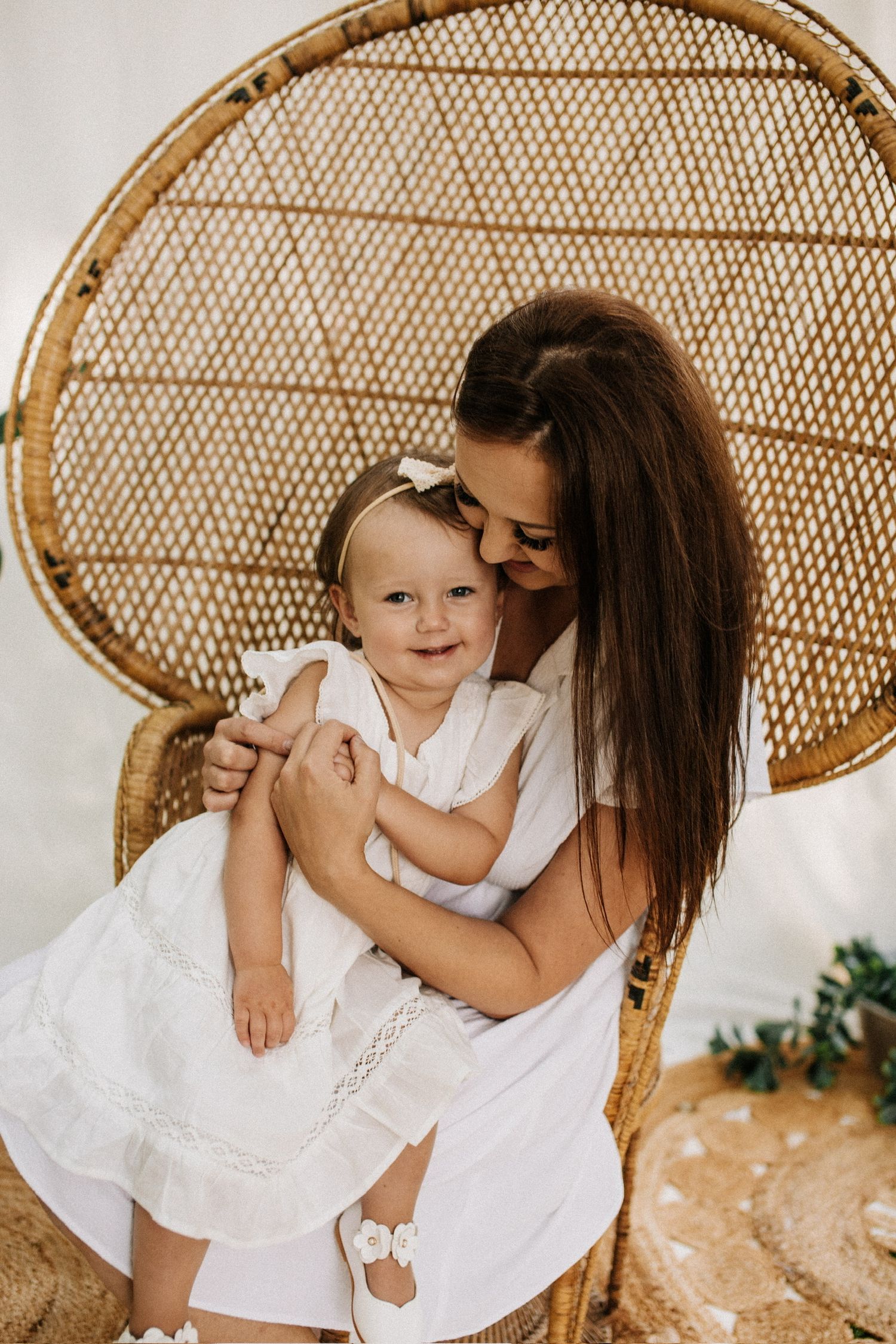 Mutter und Tochter kuscheln auf Pfauenthron