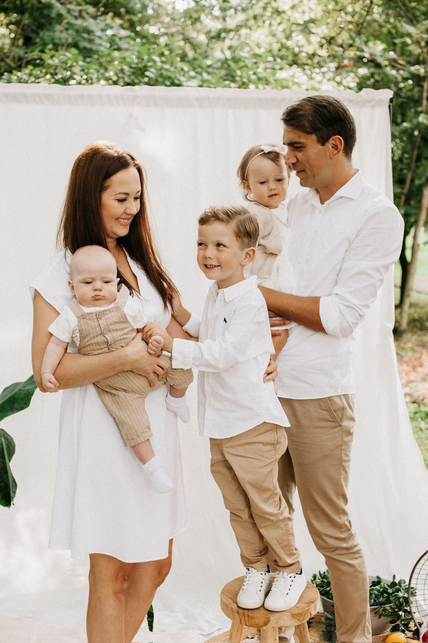 Familienmoment ungestellt, alle lachen miteinander