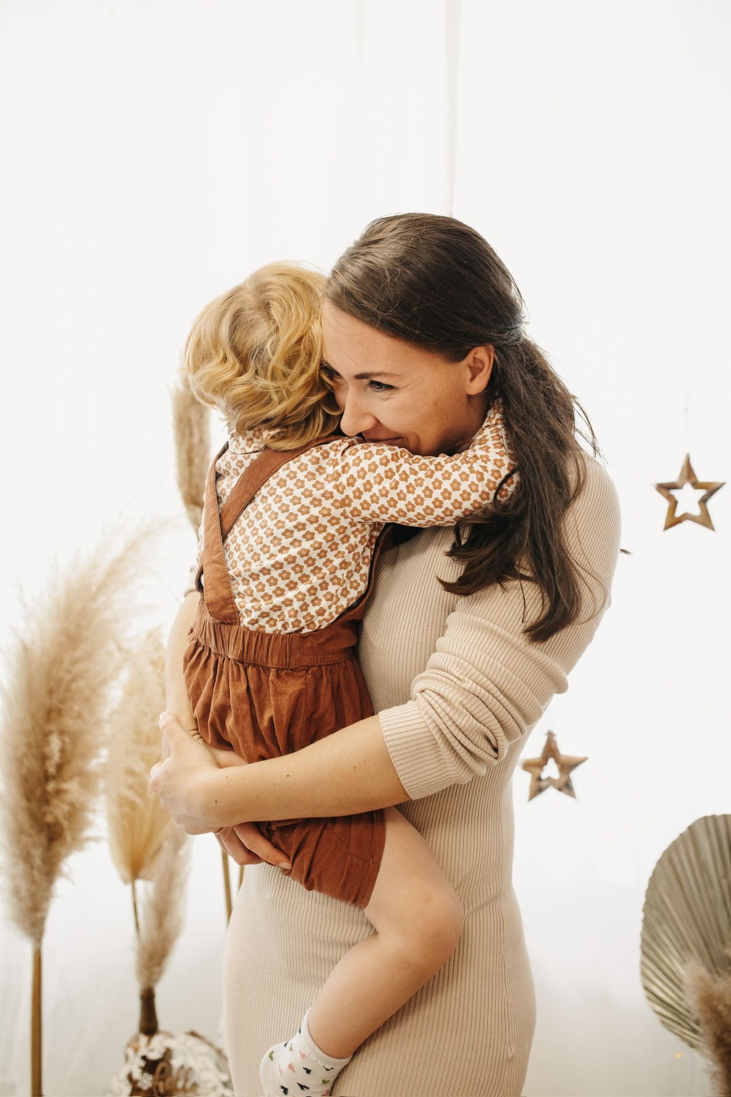 Mutter und Tochter kuscheln