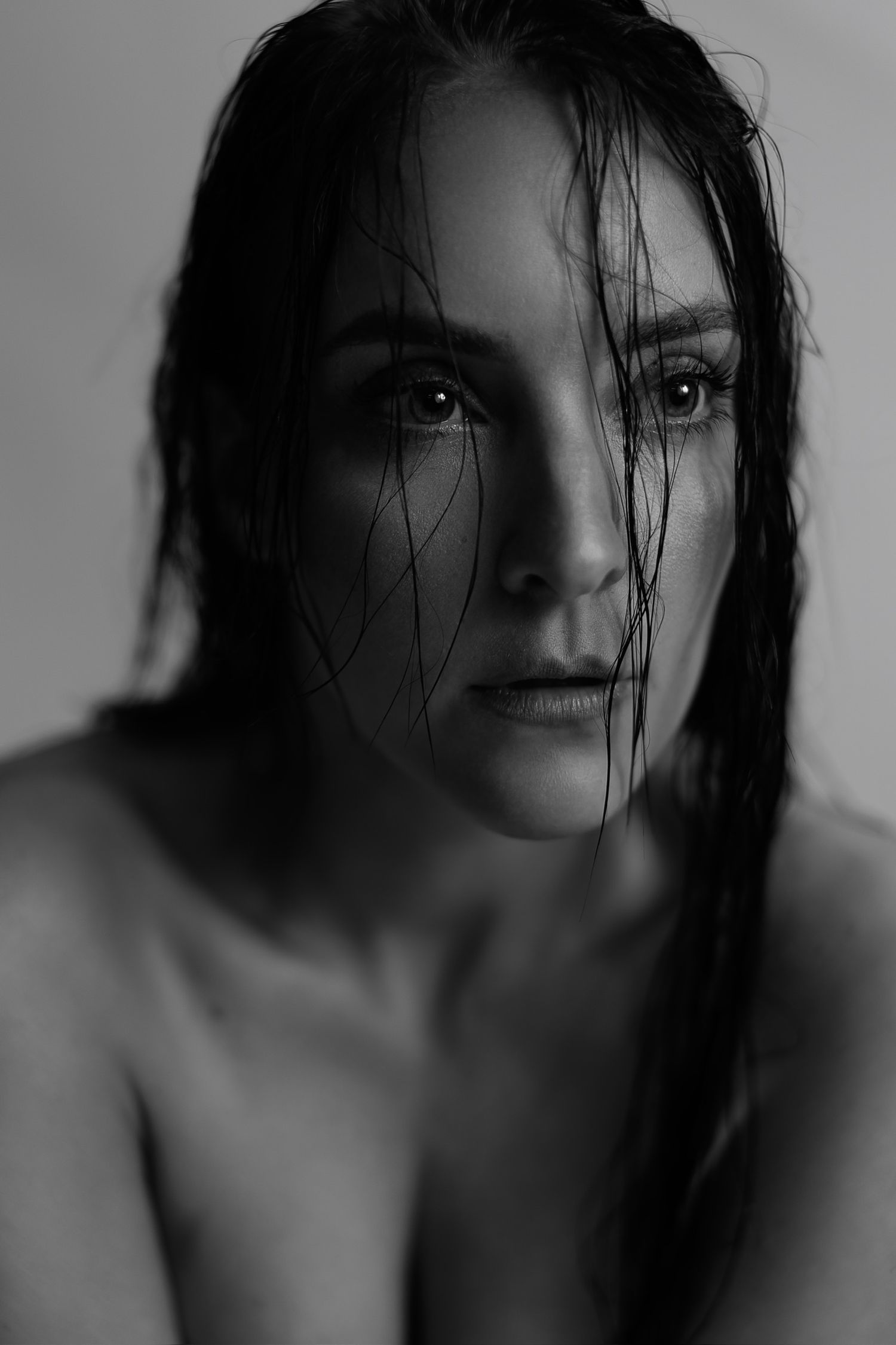Portrait Foto in schwarz weiß von Frau mit nassen Haaren