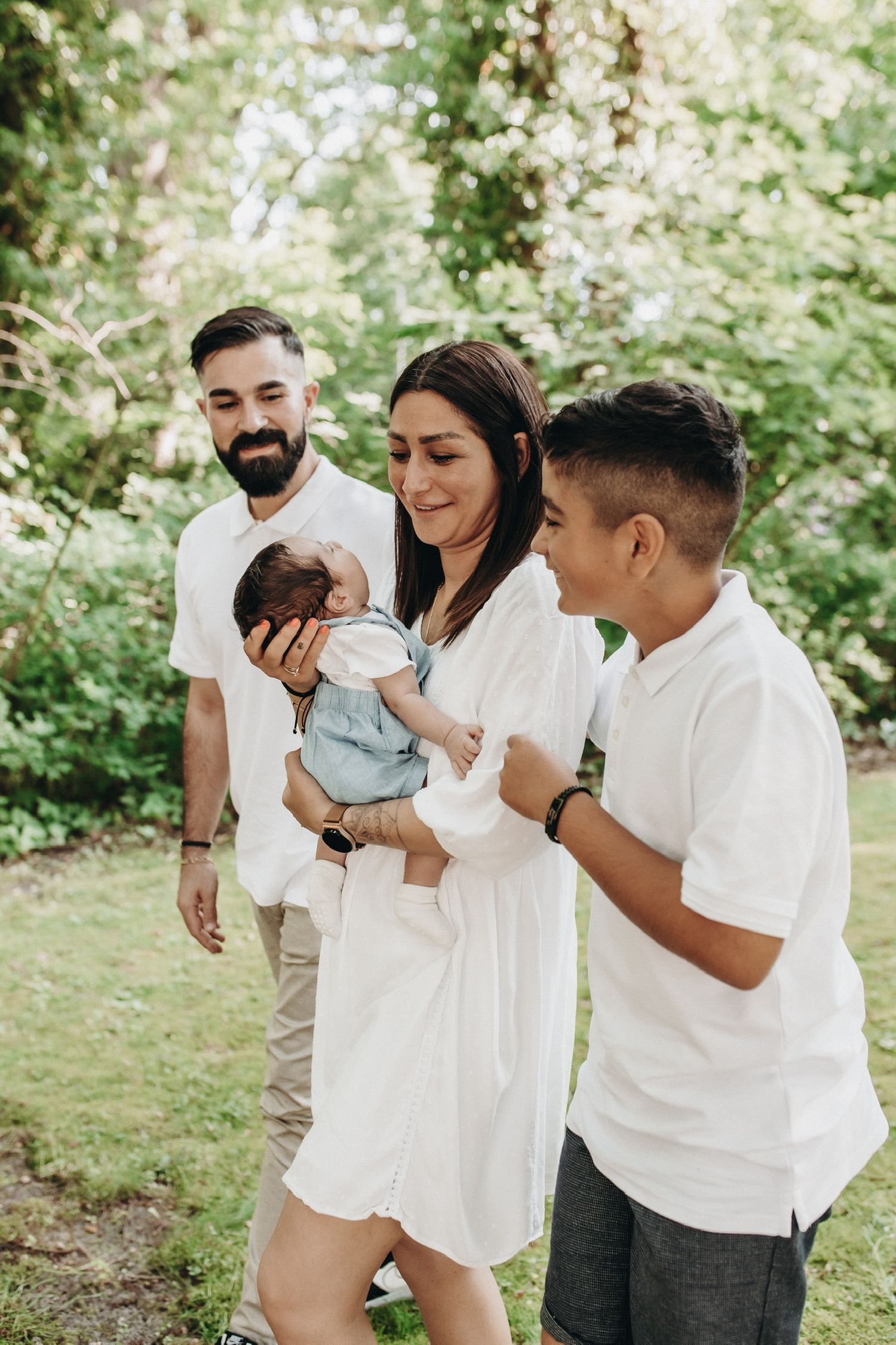 Familie beim Spazierengehen