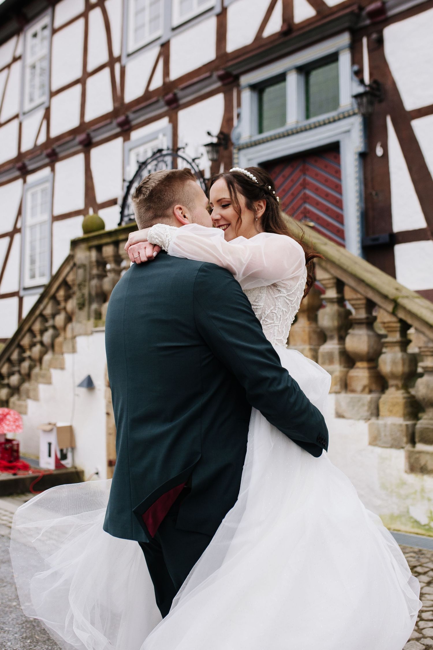 Bräutigam schwingt seine Braut und sie schauen sich verliebt an