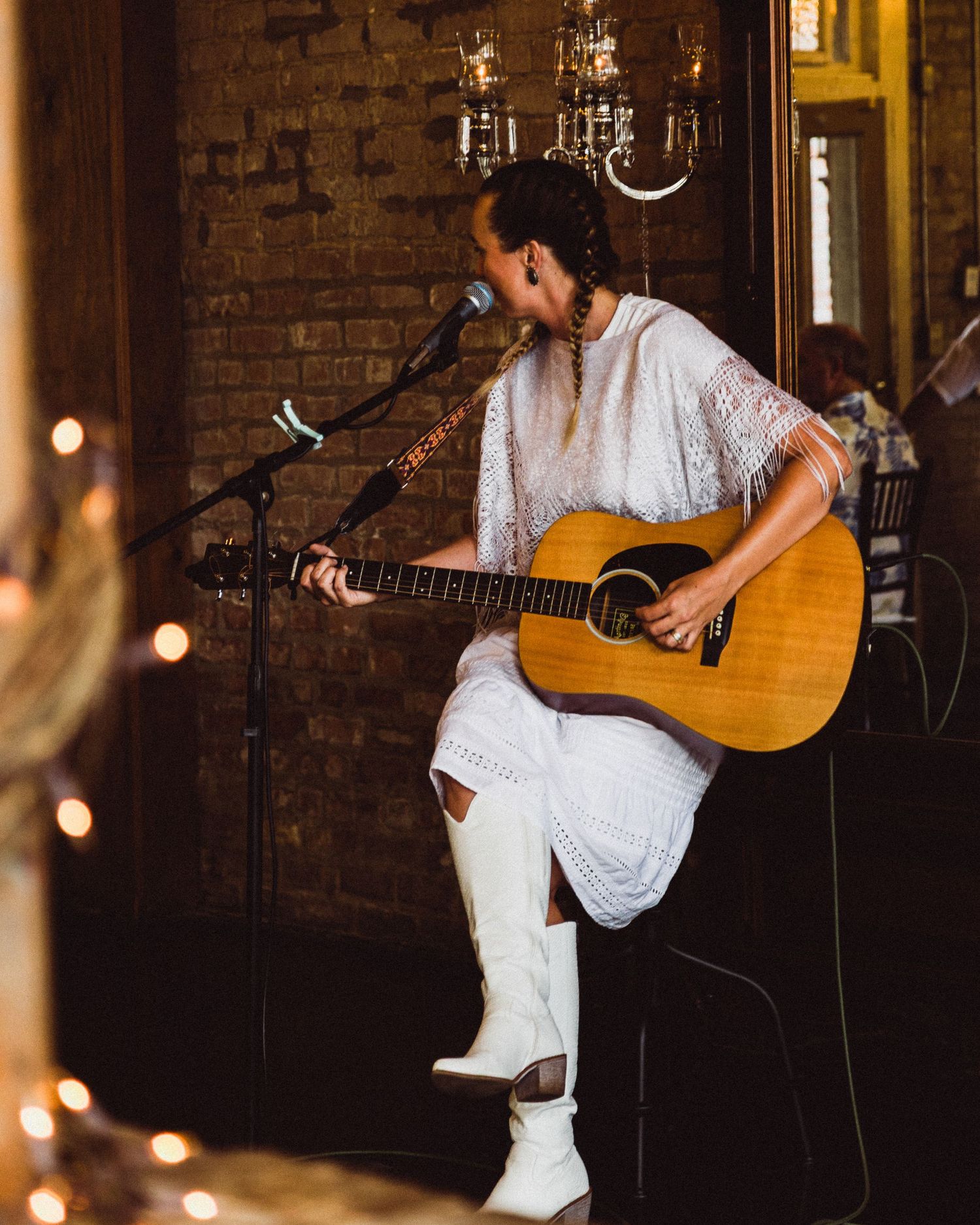 Street photography by Robert Paul | signer songwriter at the White Linen Festival in League City, Texas, 2025