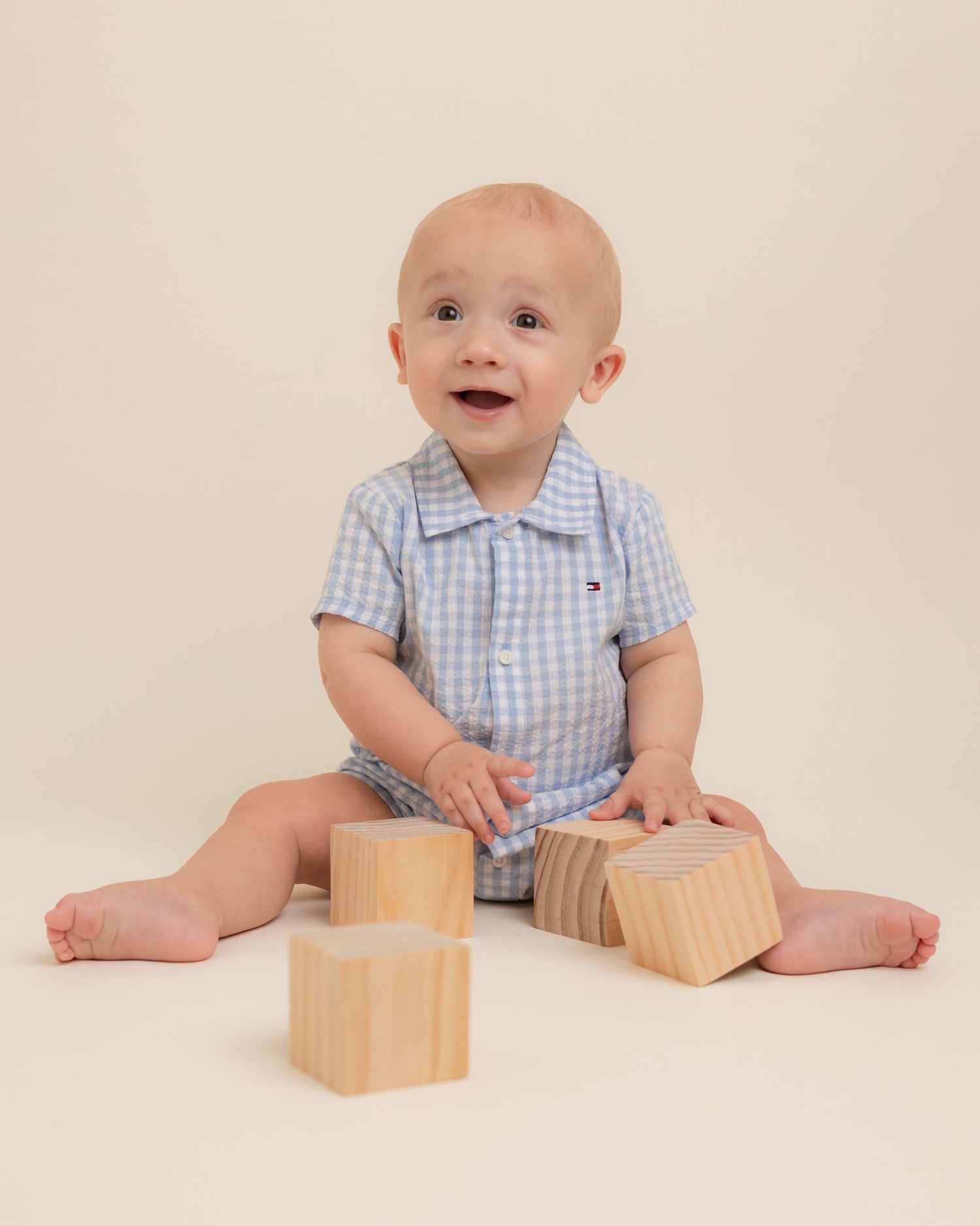 Sitter playing with building blocks