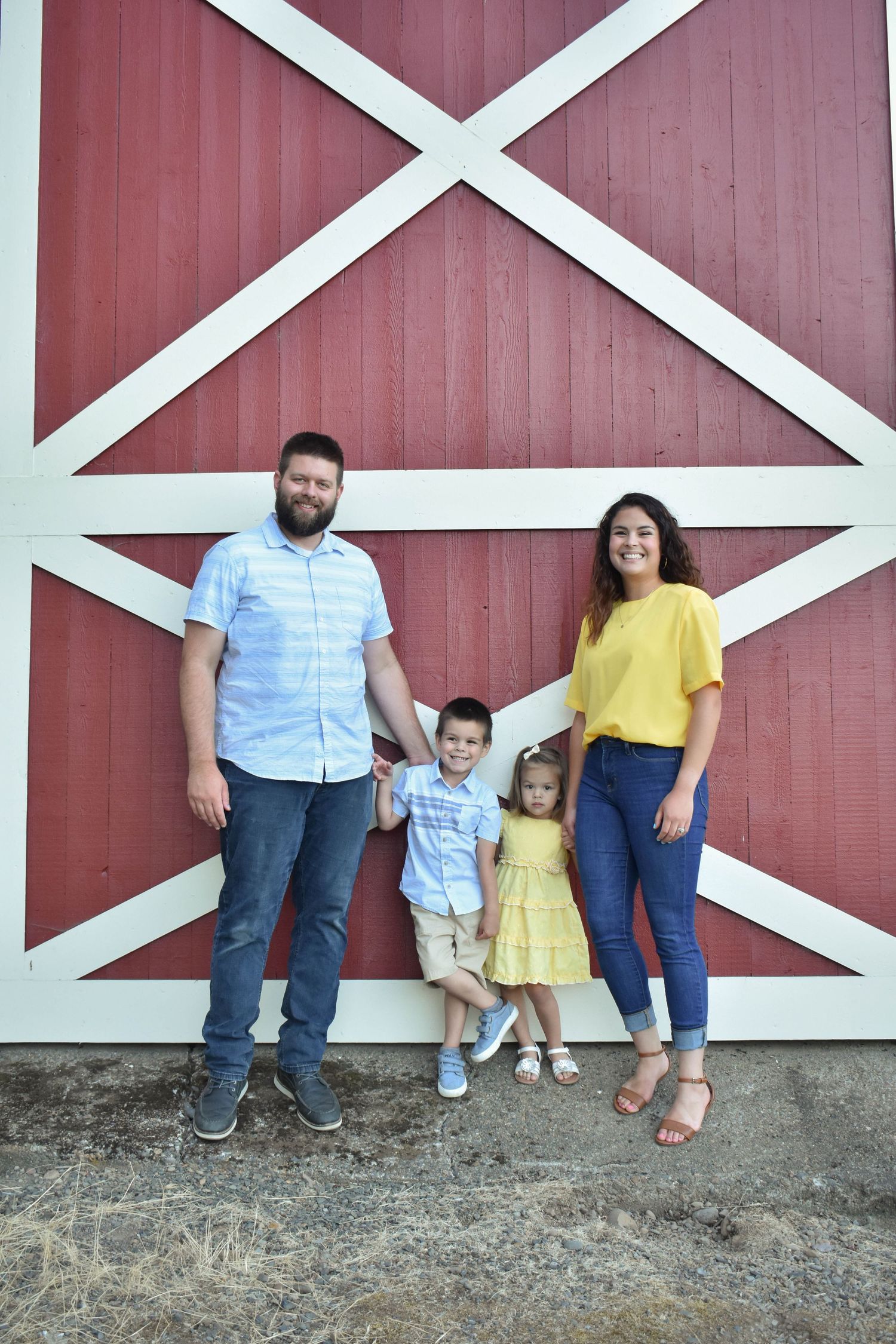 Corvallis Oregon outdoor family photoshoot in front of a red barn.