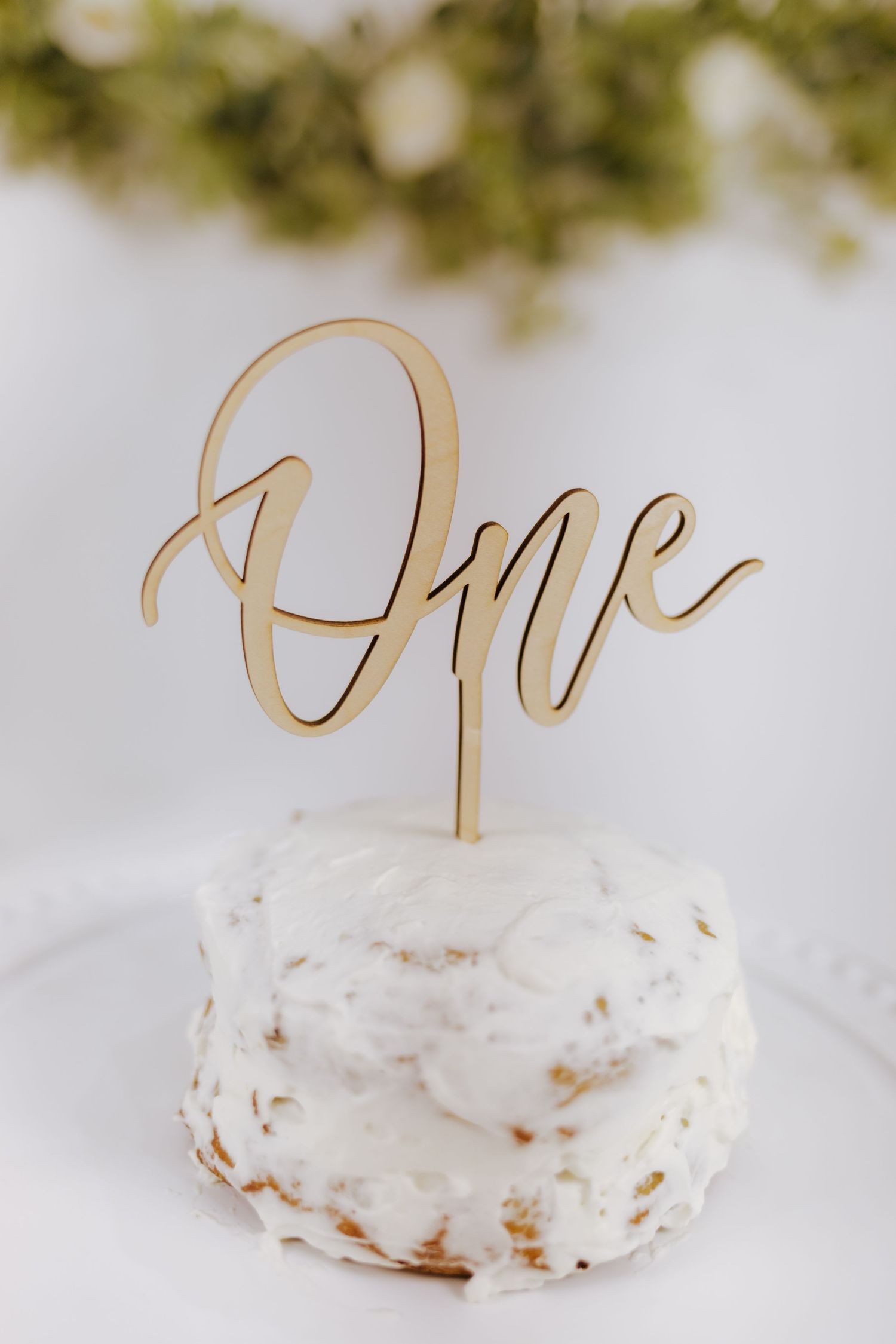 White smash cake with gold wooden 