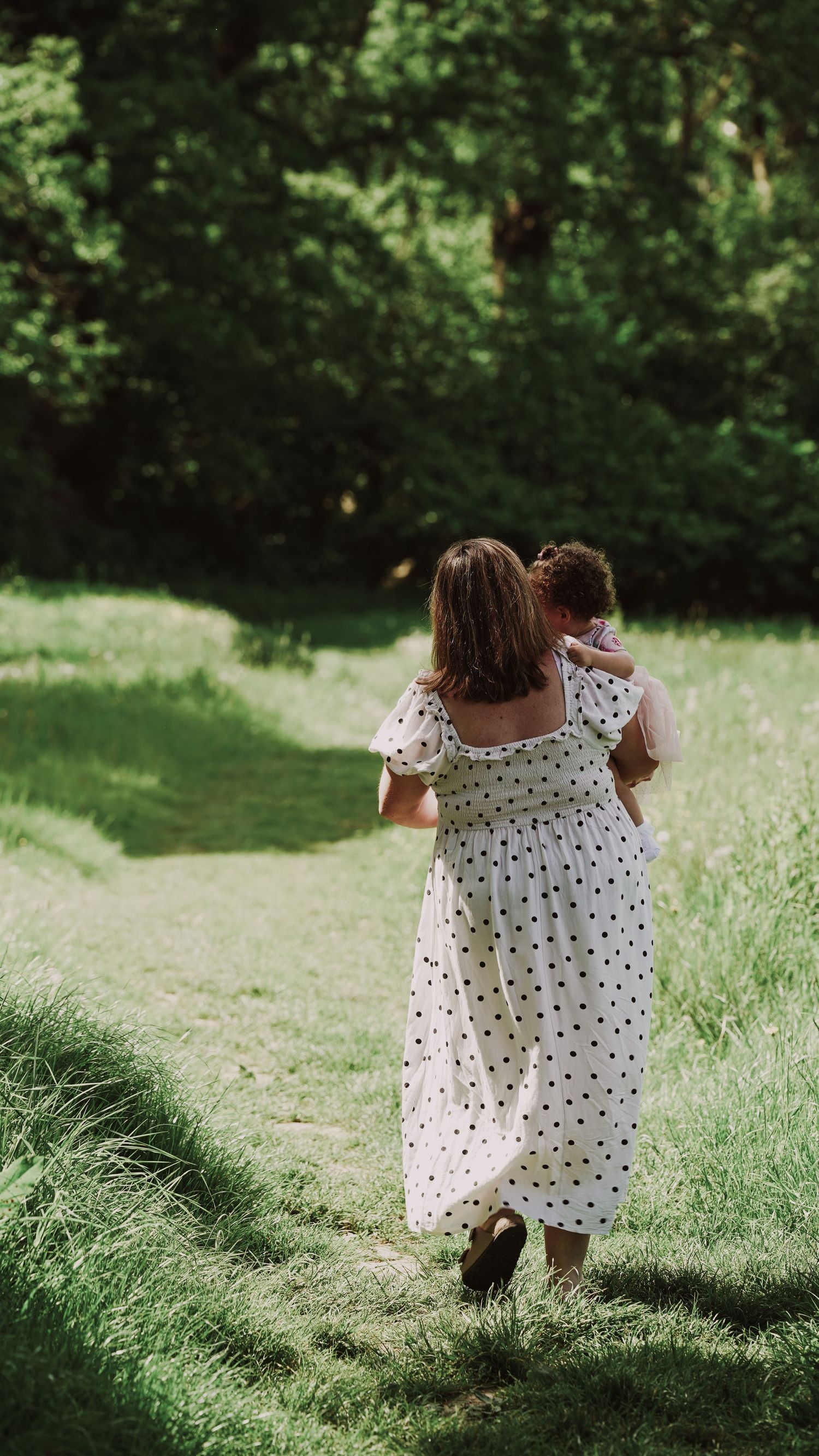 Motherhood photography session outdoors in Suffolk countryside