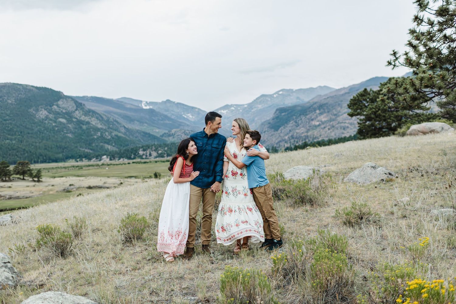 Rocky Mountain National Park photographer for family photo session. Family photographer in Estes Park Colorado. Extended family photographer
