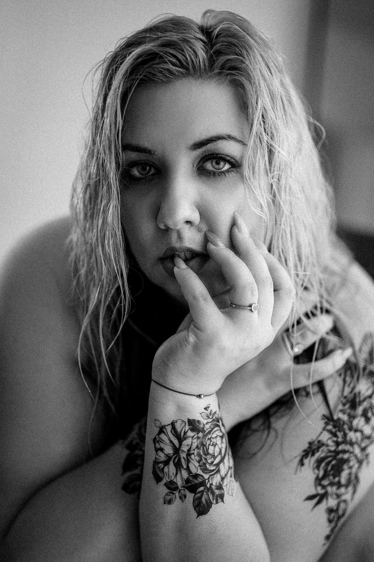 Black and white beauty portrait of a blonde woman by Martyna Osuchowska, women's portrait photography