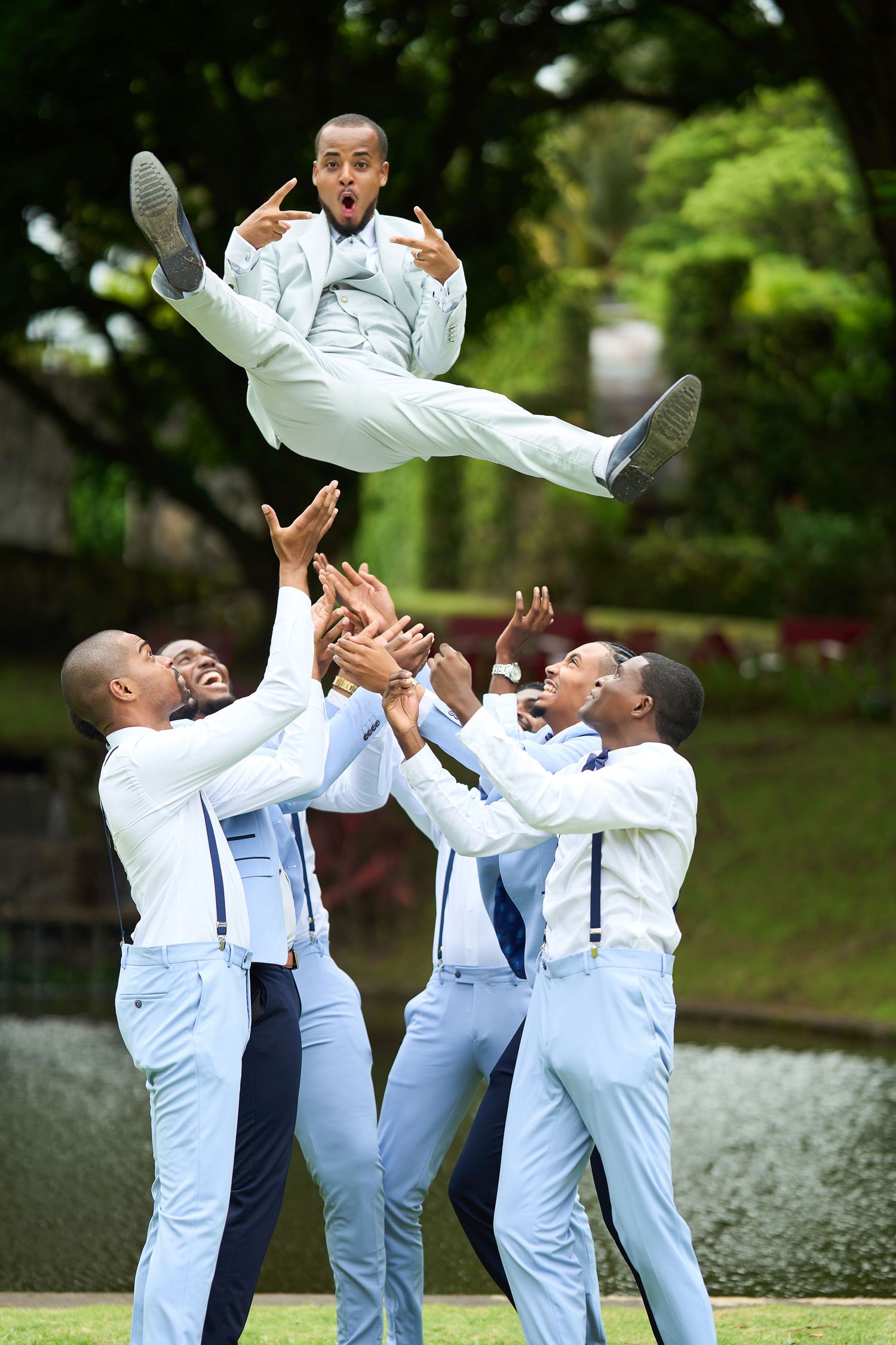 Lancer du marié par le cortège les jambes en V, moment festif de mariage à l'habitation Pécoule à Basse-pointe en Martinique