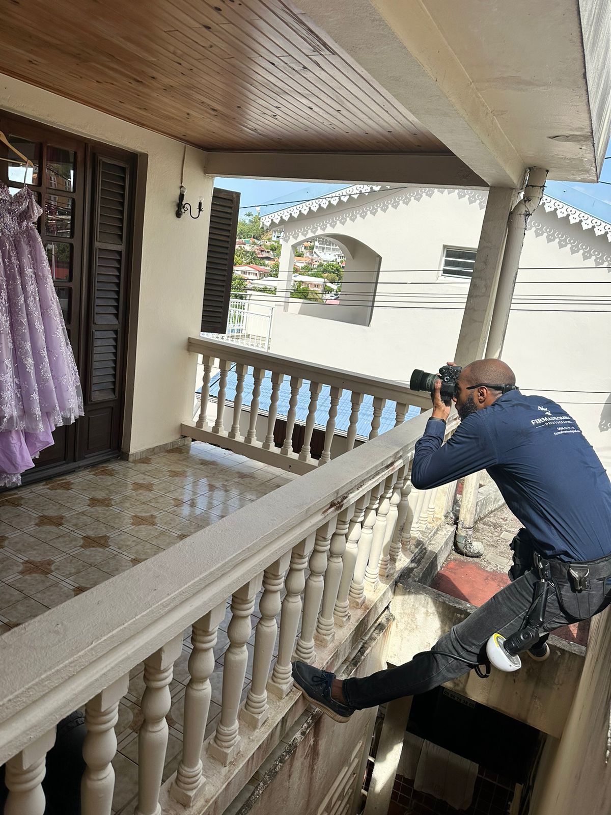 Le photogtraphe prend la robe lavande de la mariée en photo au dessus-du vide des escaliers