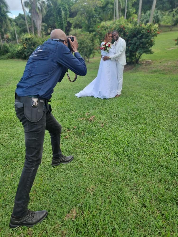 Photographe prenant les mariés en plein décors tropicale
