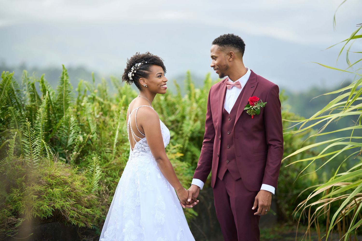 Couple se souriant l'un l'autre dans une végétation dense au Mont Eole au Lorrain Martinique