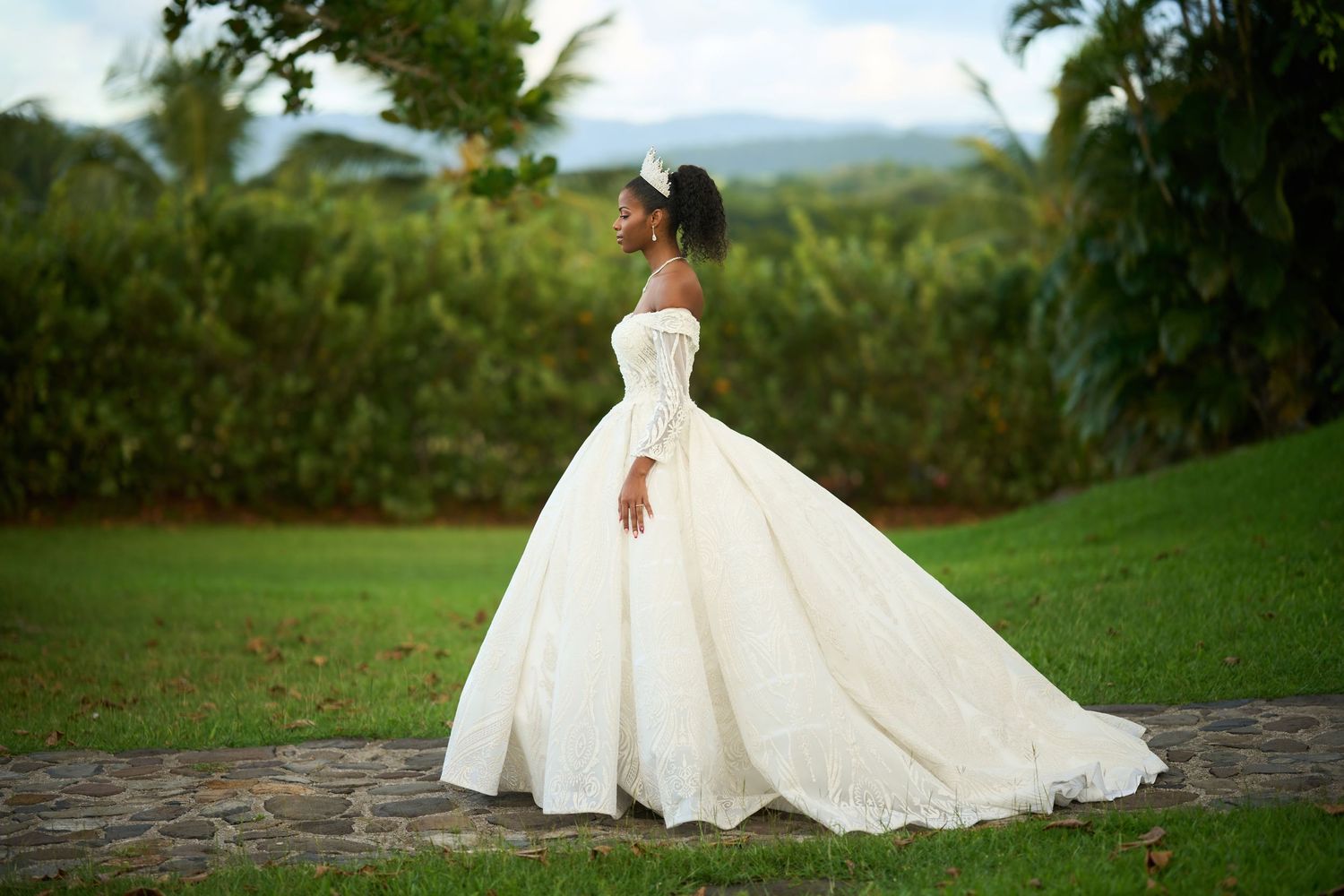 Mariée marchant vers son prince type Cendrillon dans un décor tropical à l'habitation Vatable aux Trois-Ilets en Martinique