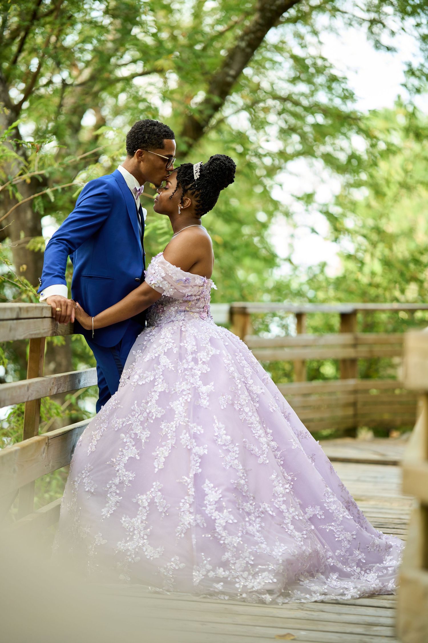 Tendre baiser du marié sur le front de la mariée à la forêt Vatable aux Trois-ilets Martinique