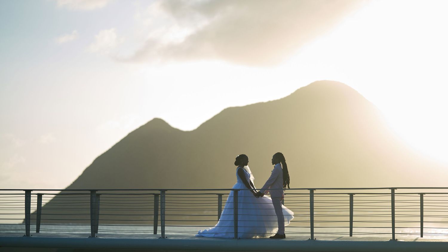 Silhouettes des mariés en ombre chinoise colorée sur le quai du Diamant en Martiniqure