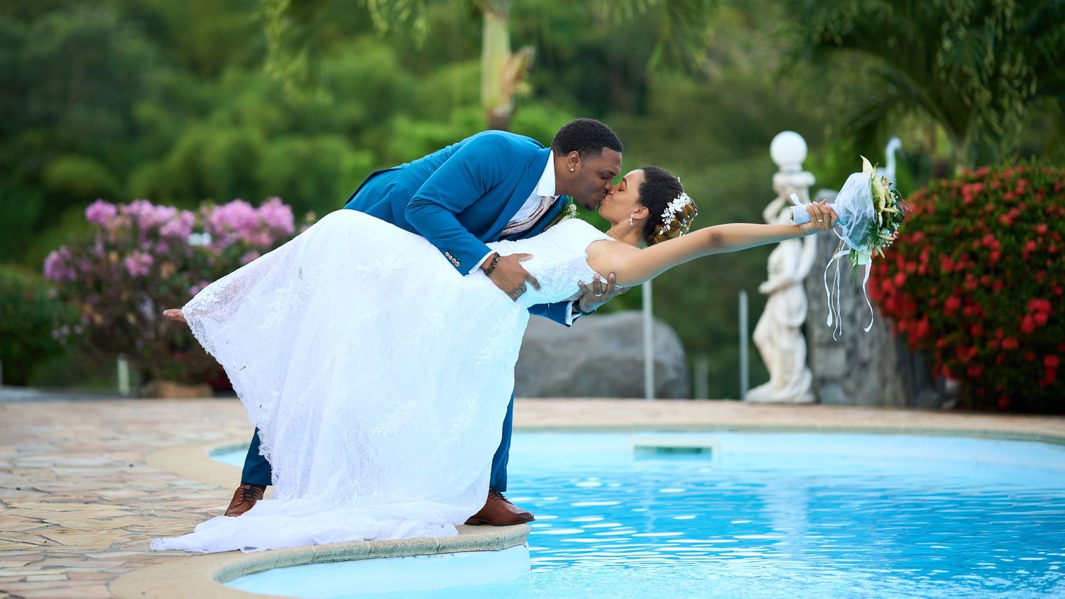 Baiser des mariés au dessus d'une piscine Villa Victoria Martinique
